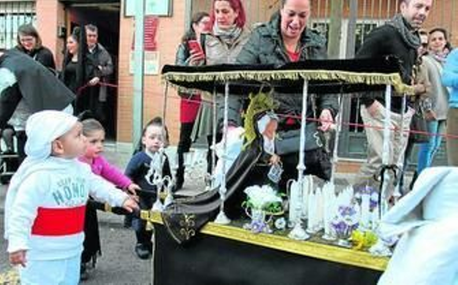 1. Un momento de la salida procesional de los alumnos del colegio María Inmaculada. 2. La procesión de la guardería Jardín de Luz, de la Universidad de Huelva. 3. Paso de palio de María Santísima de los Niños, del María Inmaculada.  4. Niñas vestidas de penitente de la guardería Clarines II. 5. Costalero y niñas con mantilla de Clarines. 6. Costaleros de Jardín de Luz. 7. Alumnos del María Inmaculada imitando a la Banda Nuestra Señora de los Reyes.  8. Costaleros y niñas de mantilla de la guardería Dudu el Duende.