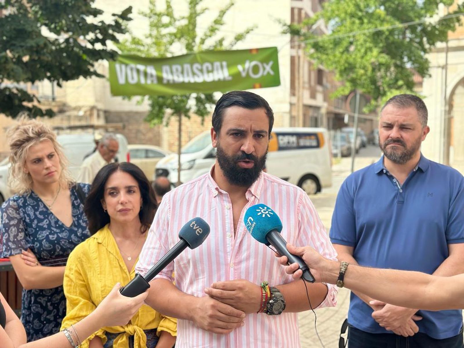 Jacobo Robatto atiende a los medios en su visita a la localidad de Albolote, en Granada