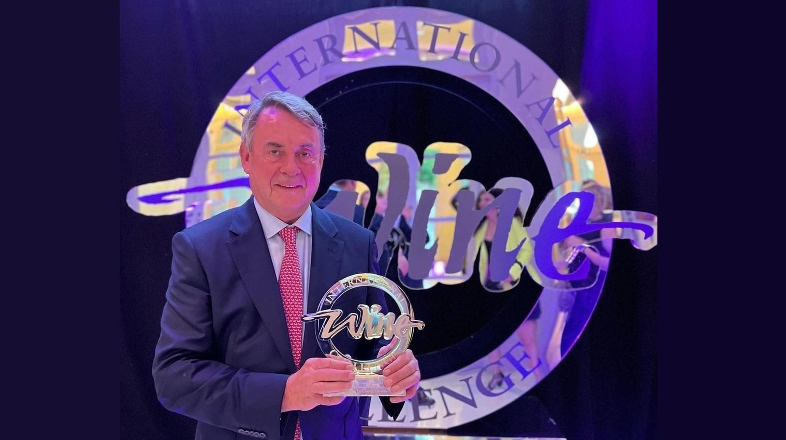 Jan Pettersen posa con uno de los premios concedidos a Oloroso Singular de Fernando de Castilla. Jan Pettersen posa con uno de los premios concedidos a Oloroso Singular de Fernando de Castilla.