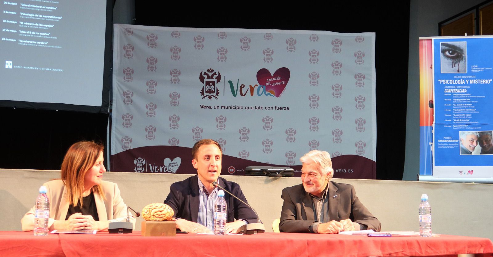 El ponente Ignacio Martín Cuadrado, junto al alcalde Alfonso García y la edil María Manuela Caparrós, durante su intervención.