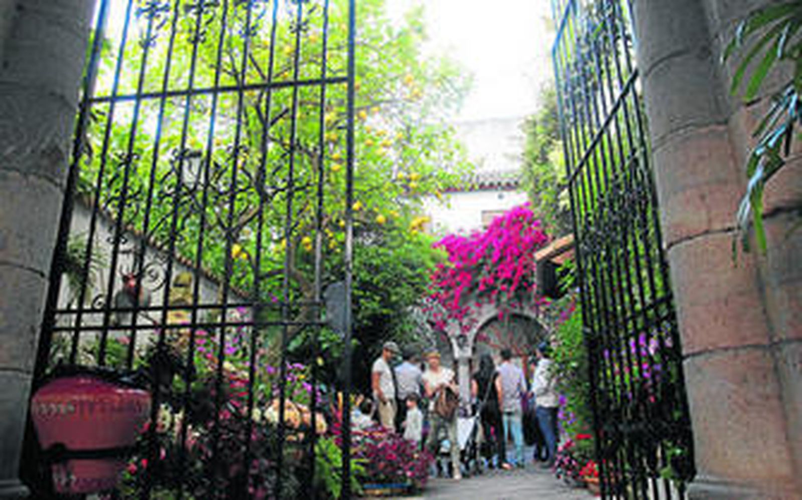 El colorido de los patios atrae a numerosos visitantes para conocer esta fiesta, Patrimonio de la Humanidad desde el año 2012.