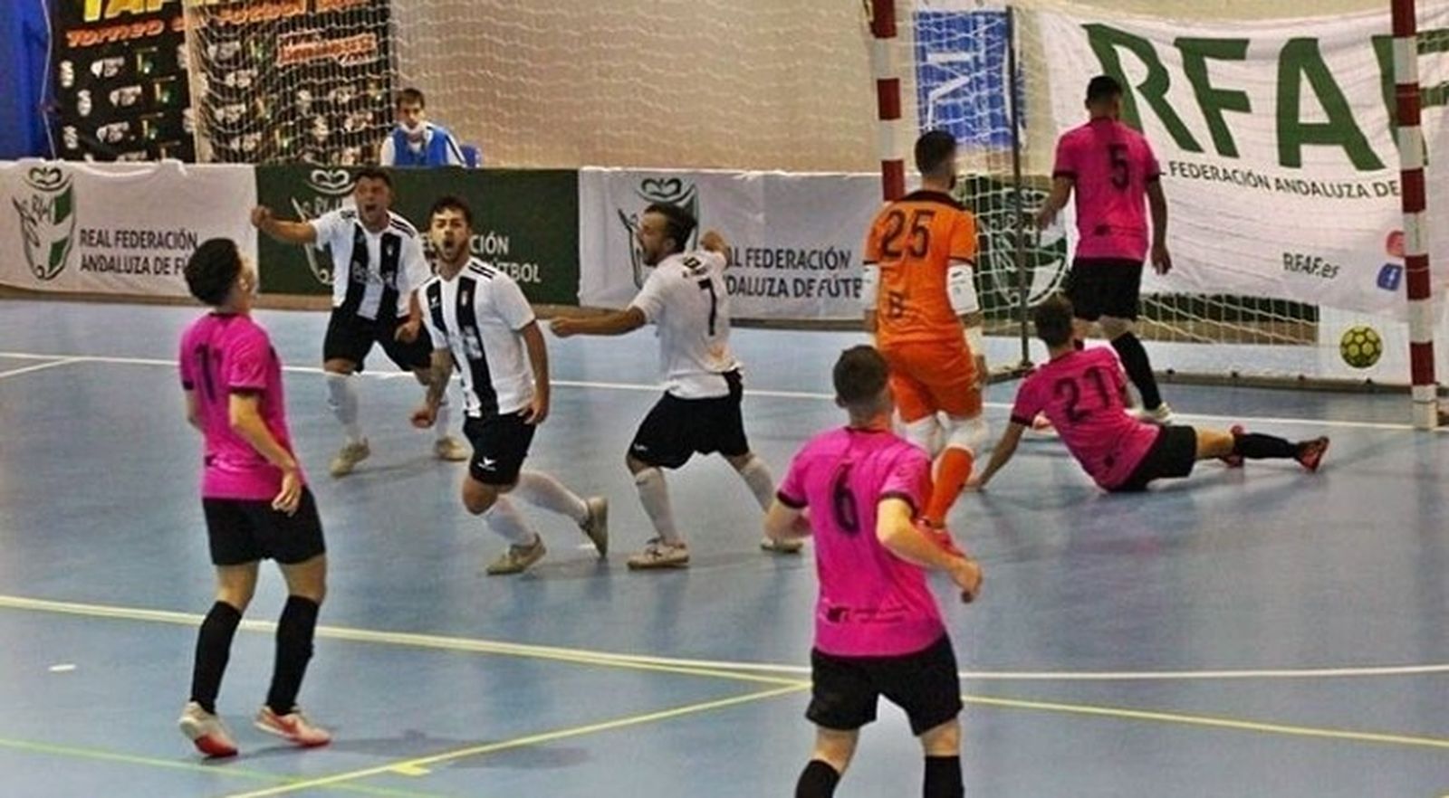 Los jugadores del Atlético Baenense celebran uno de sus goles ante el Bollullos FS.