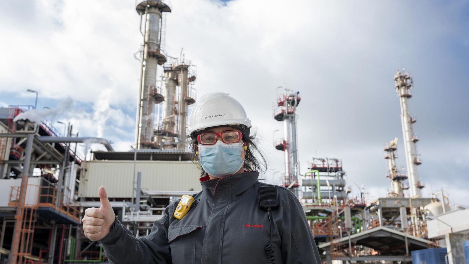 Una trabajadora en el 'site' de Palos de Cepsa.