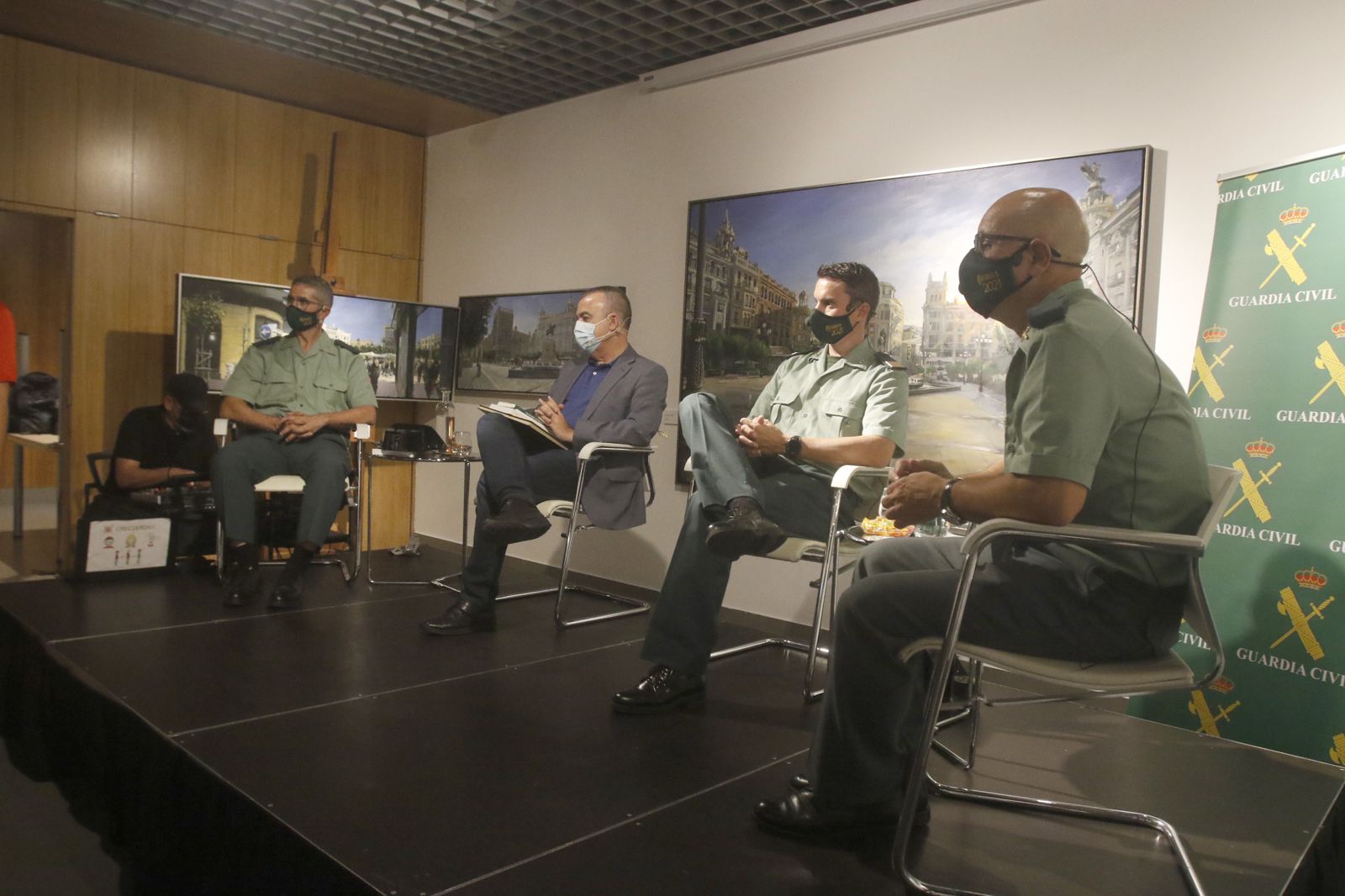 Lorenzo Silva, en el centro, en la presentación de los tres libros.