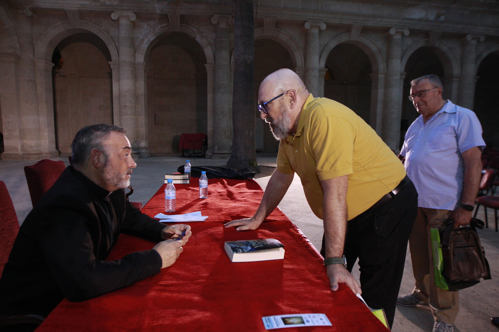 El escritor Jesús Sánchez Adalid, protagonista de Diario de los Libros, en la Catedral de Almería