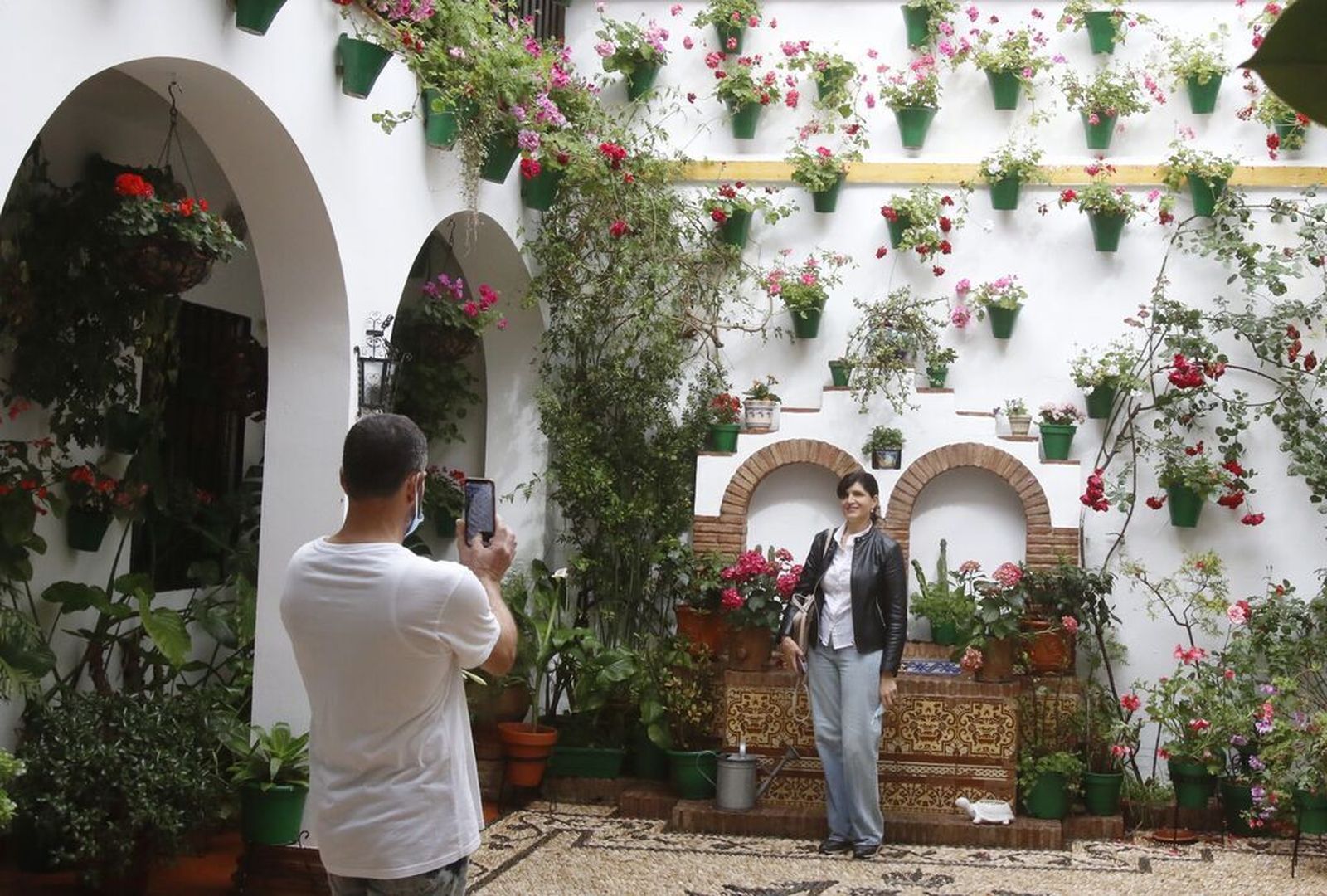 Turistas en un patio de Córdoba.