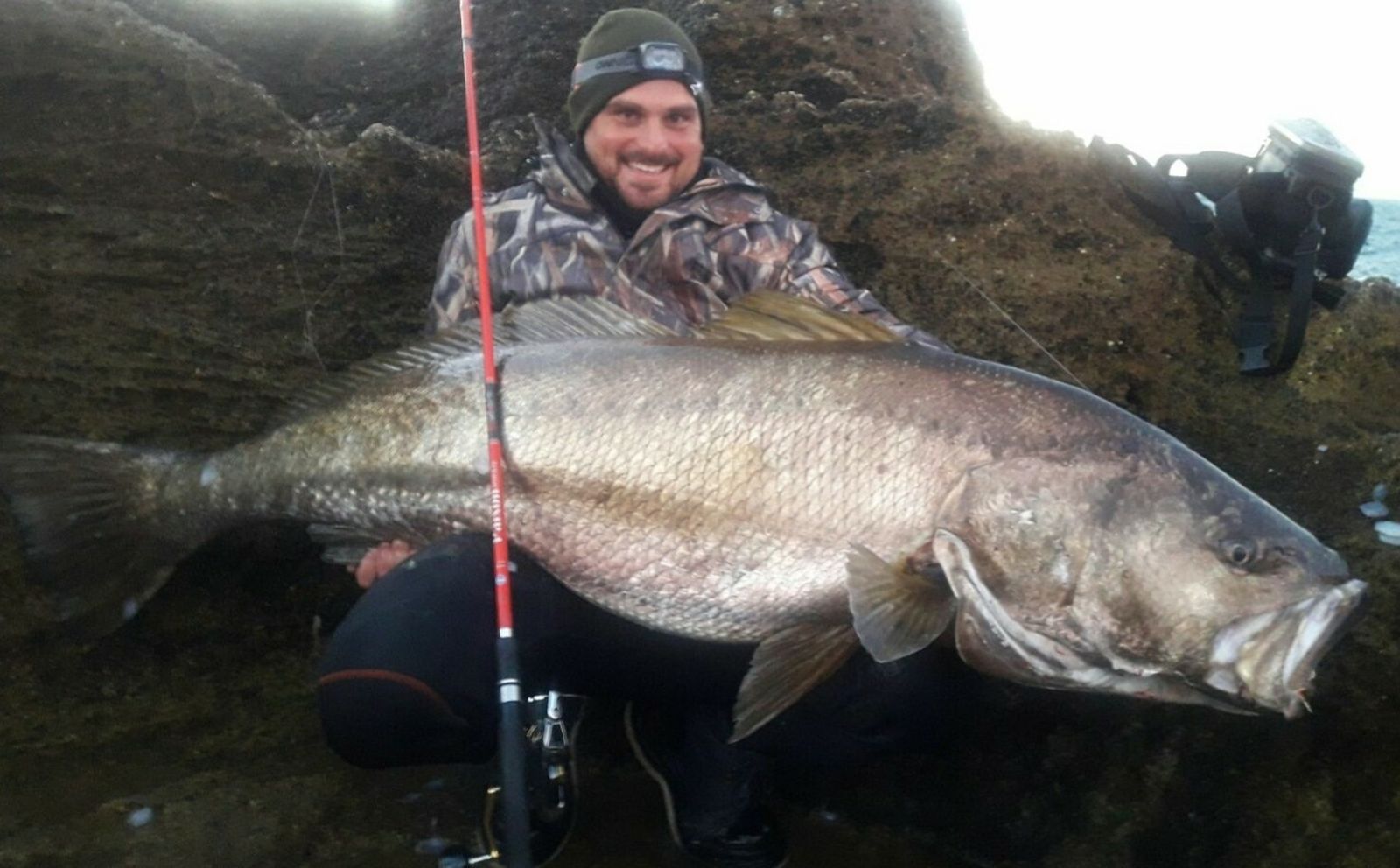 El barbateño, Pedro Jesús Domínguez, junto a su corvina de 43 kilos.