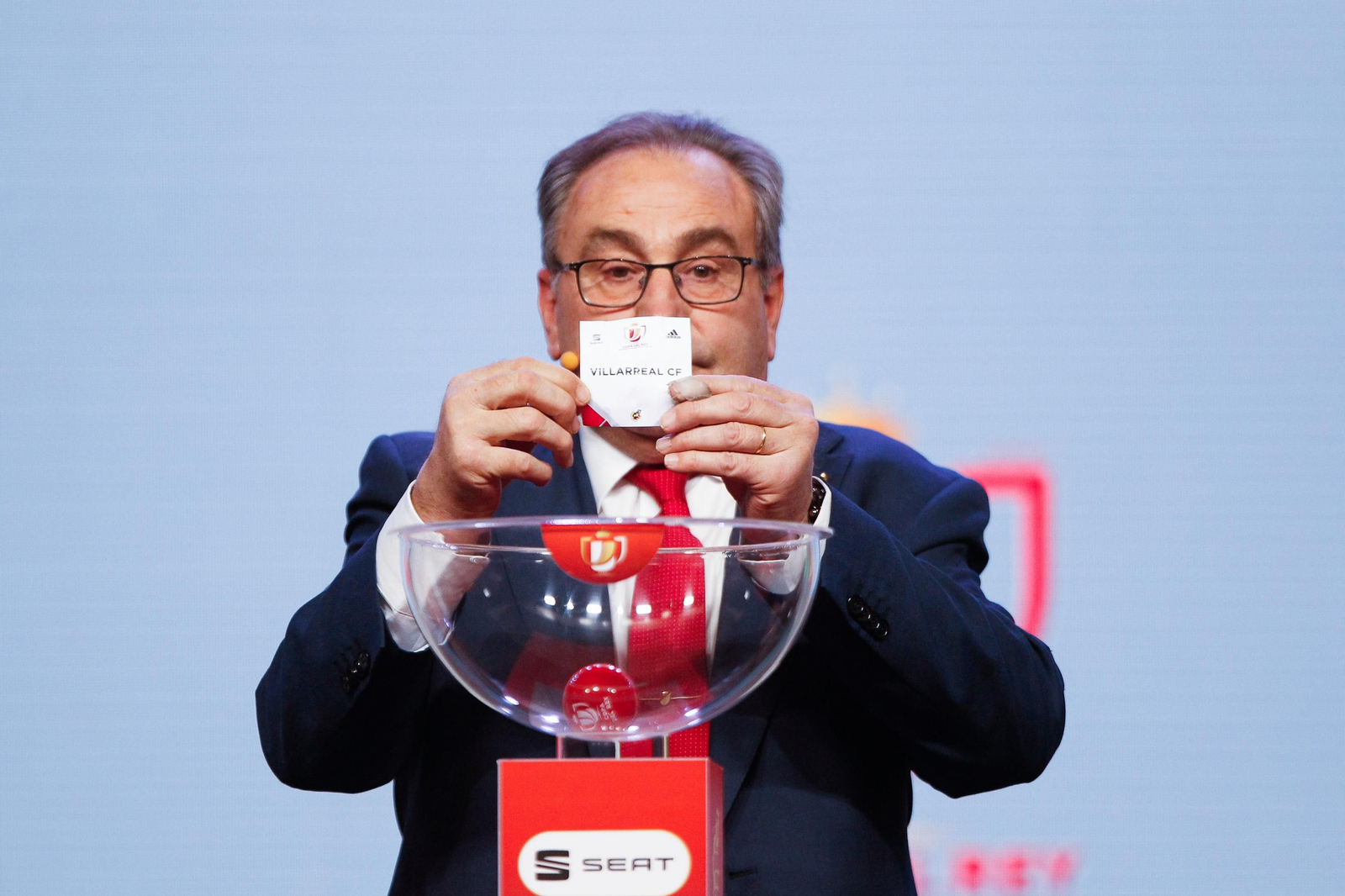 El consejero del Granada CF Pepe Macanás sacó la bola del Villarreal.