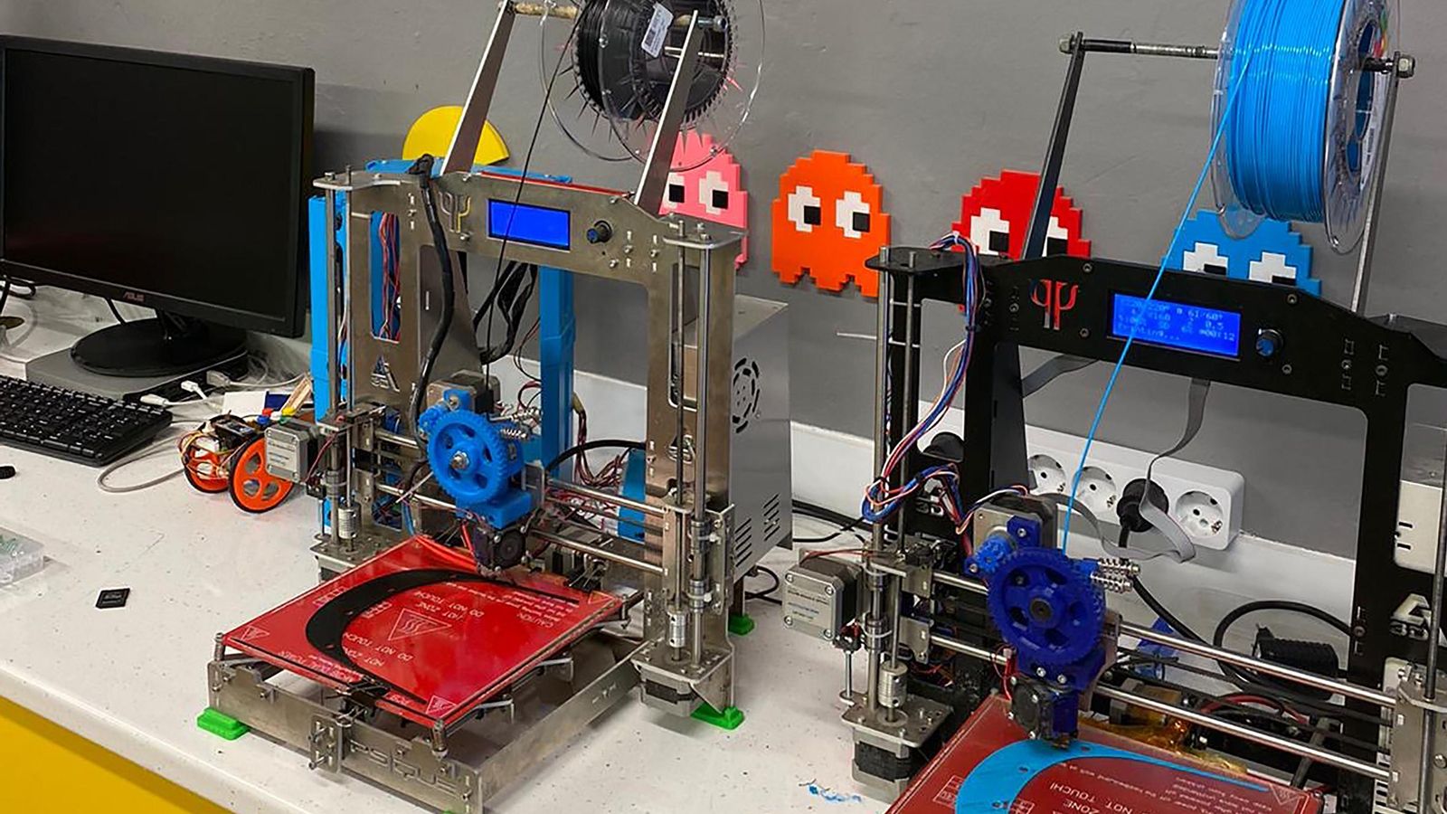 Impresoras del colegio de Archidona produciendo caretas de protección