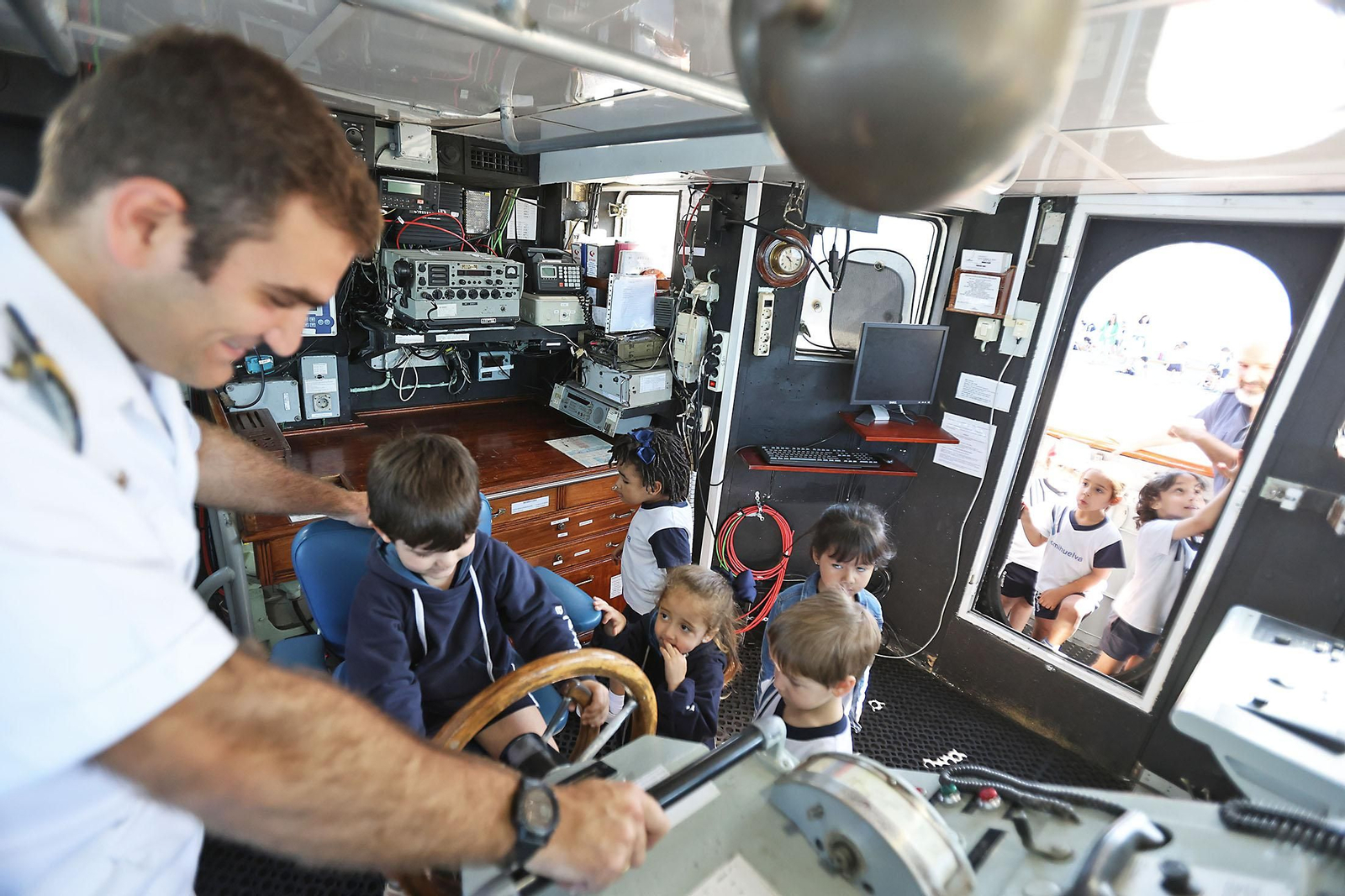 Imágenes de las visitas al patrullero de la Armada Española Medas p-26