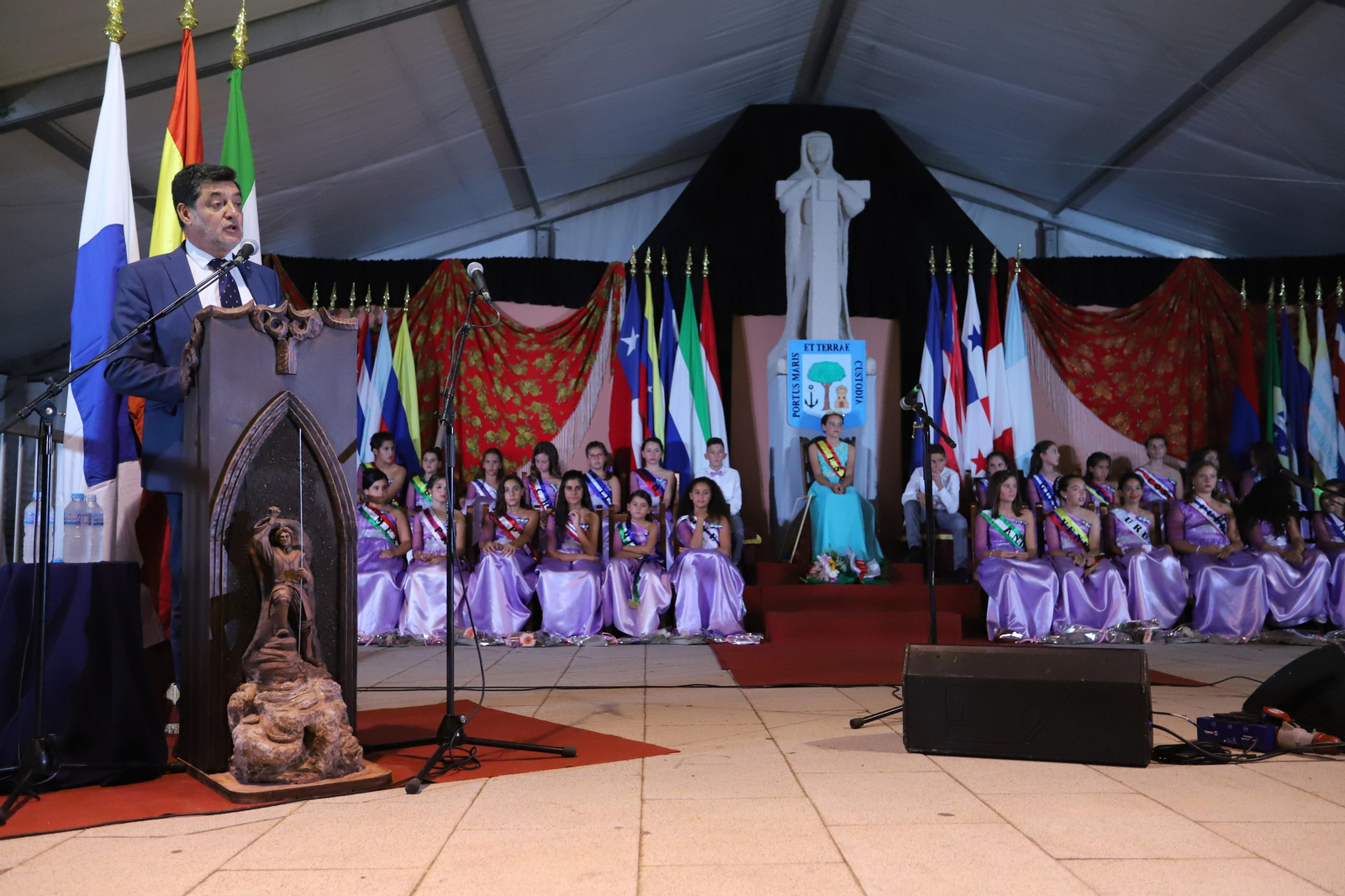 Imágenes de la coronación de la Reina de las fiestas del barrio de La Hispanidad