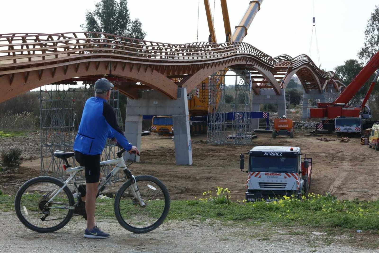 La recta final de la instalación de la pasarela del Guadalhorce, en fotos