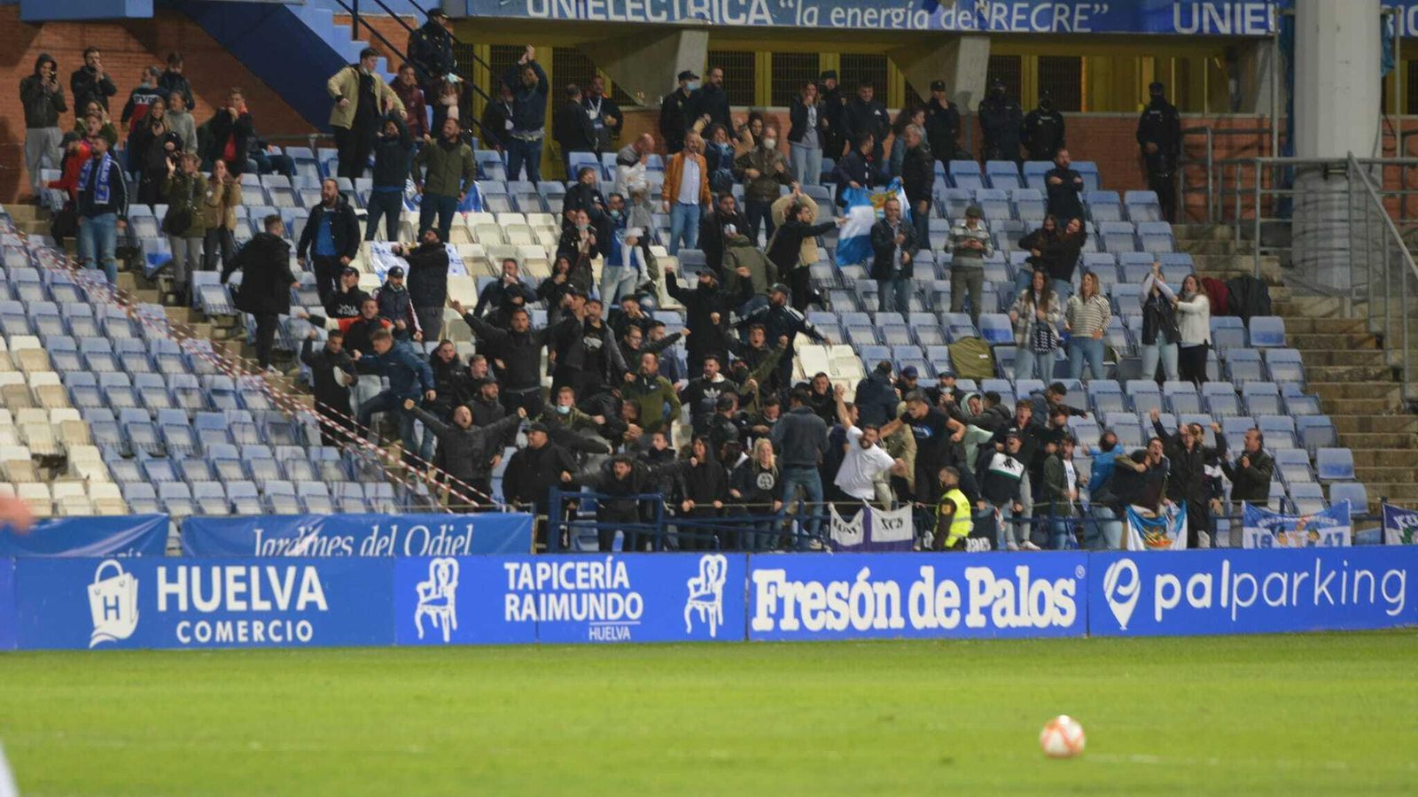 Los aficionados del Xerez CD celebran el 0-1. Los aficionados del Xerez CD celebran el 0-1.