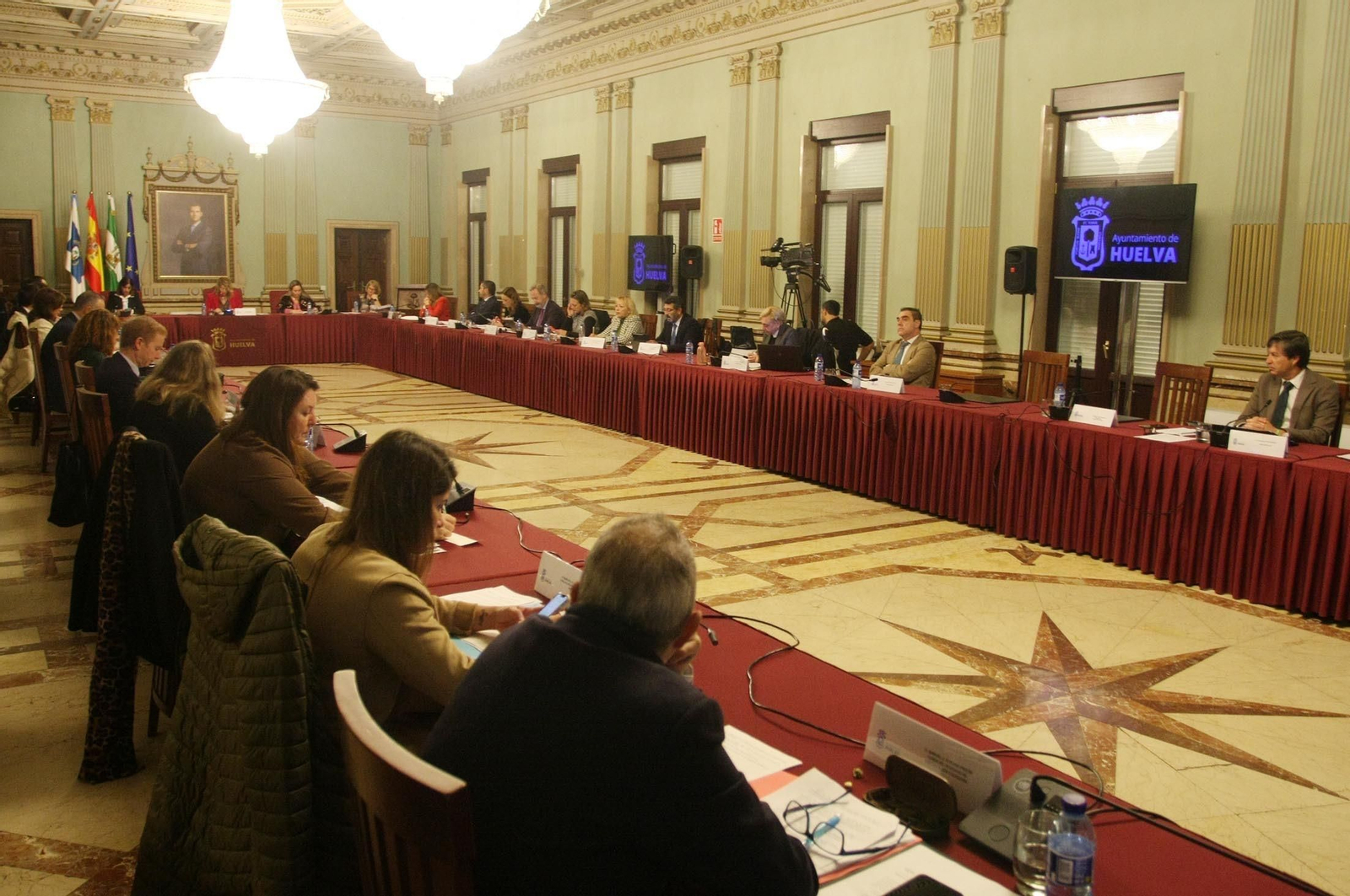 Imágenes del pleno del Ayuntamiento de Huelva