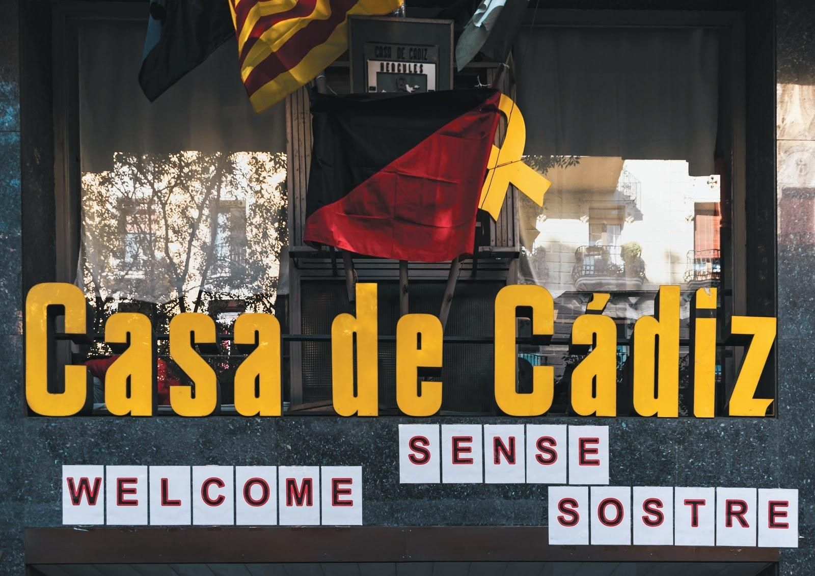 Imagen de la fachada de la casa de Cádiz de Barcelona, una vez okupada.