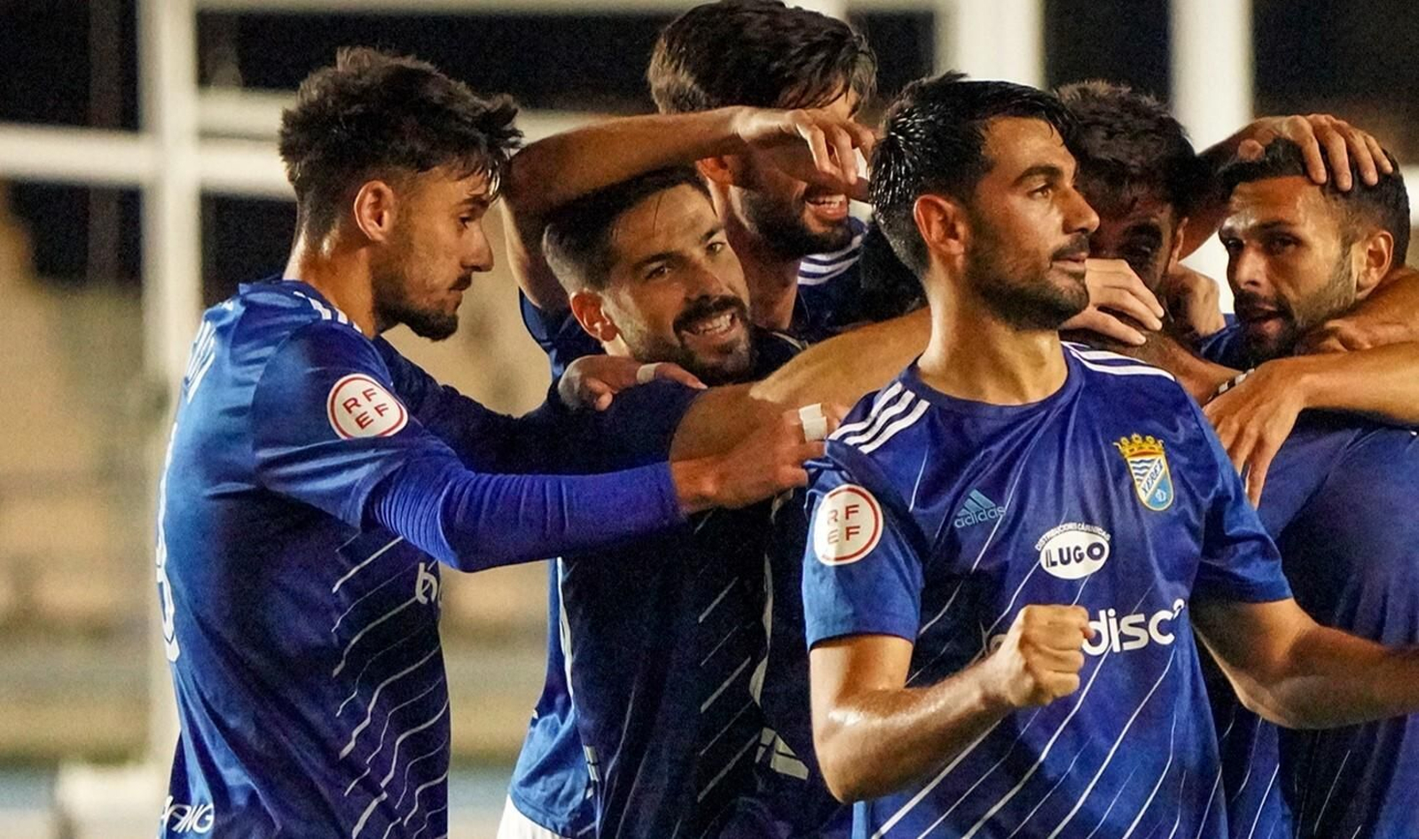 Paco Torres, rodeado de compañeros celebrando uno de los goles al Coria.