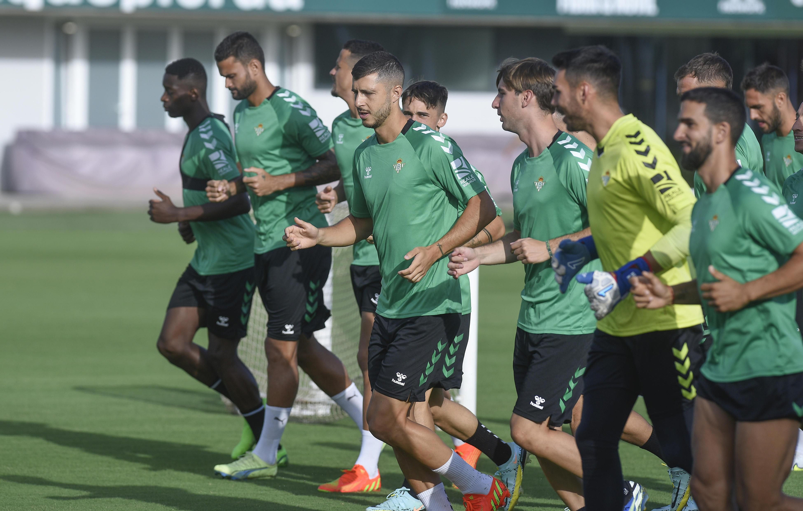 Los jugadores del Betis se ejercitan en la ciudad deportiva.