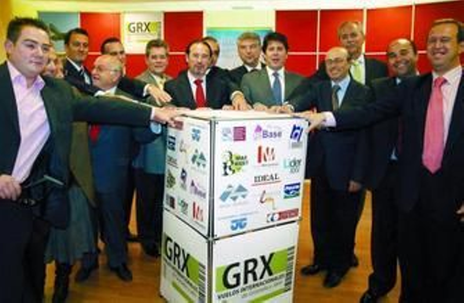 En la imagen, los representantes de las empresas que se han sumado al patrocinio de los vuelos de bajo coste.