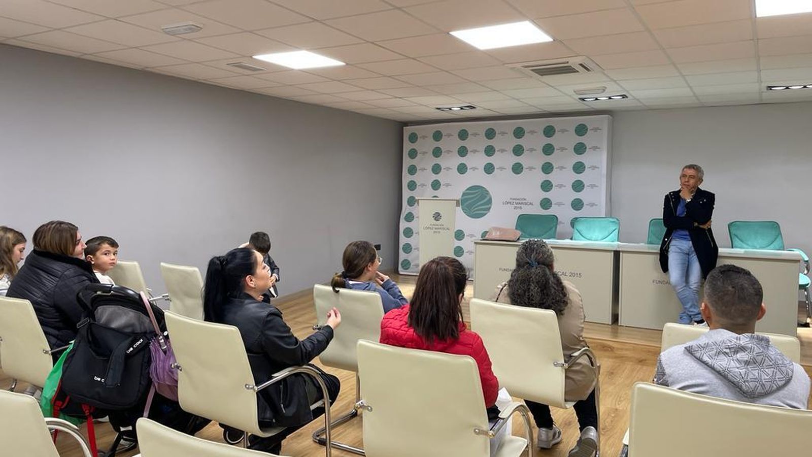 José Luis López Mariscal da una charla a jóvenes.