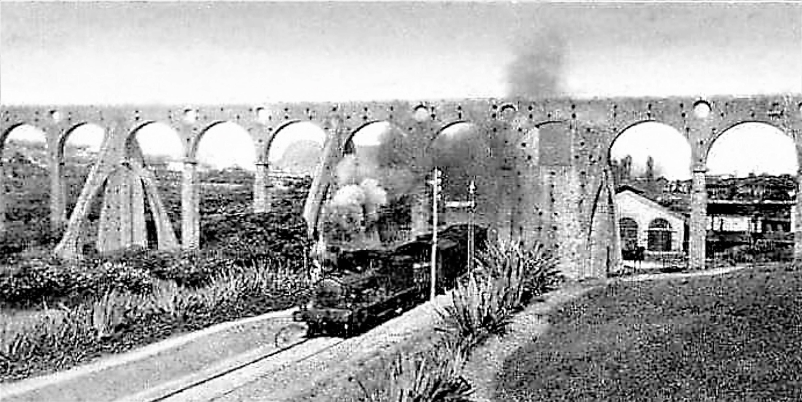 Entrada de un ferrocarril bajo los Arcos de El Cobre.