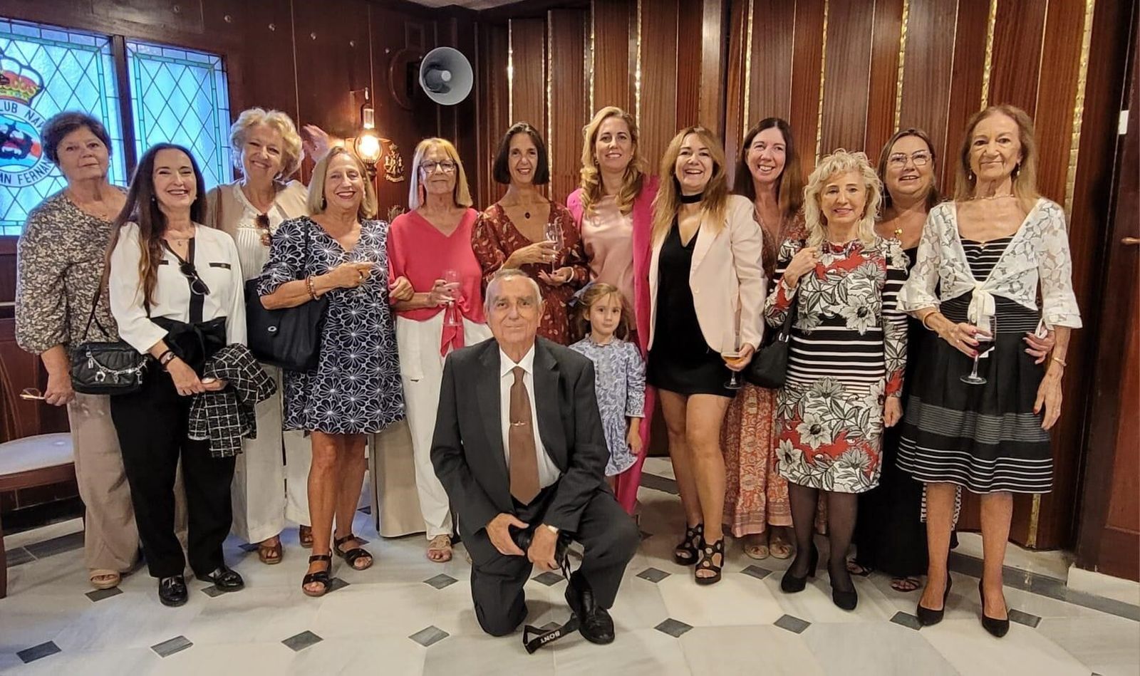 El anfitrión con Mercedes Espejo, Esperanza Salanova, Dolores Alcalde, Rosa Sánarmen y Charo Alemany, Elena Jiménez, Fátima y Charo Planelles, Nieves Puche y Soledad Jiménez.