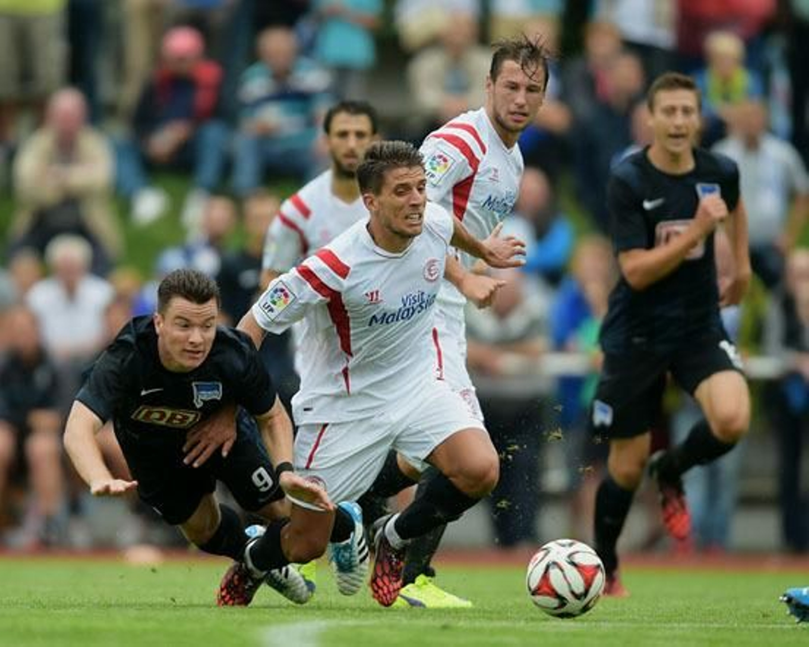 Juan Muñoz no para y Krychowiak se estrena (0-2)