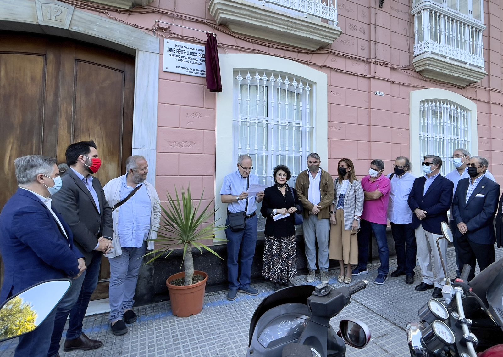 Momento del descubrimiento de la placa en la Alameda Apodaca.
