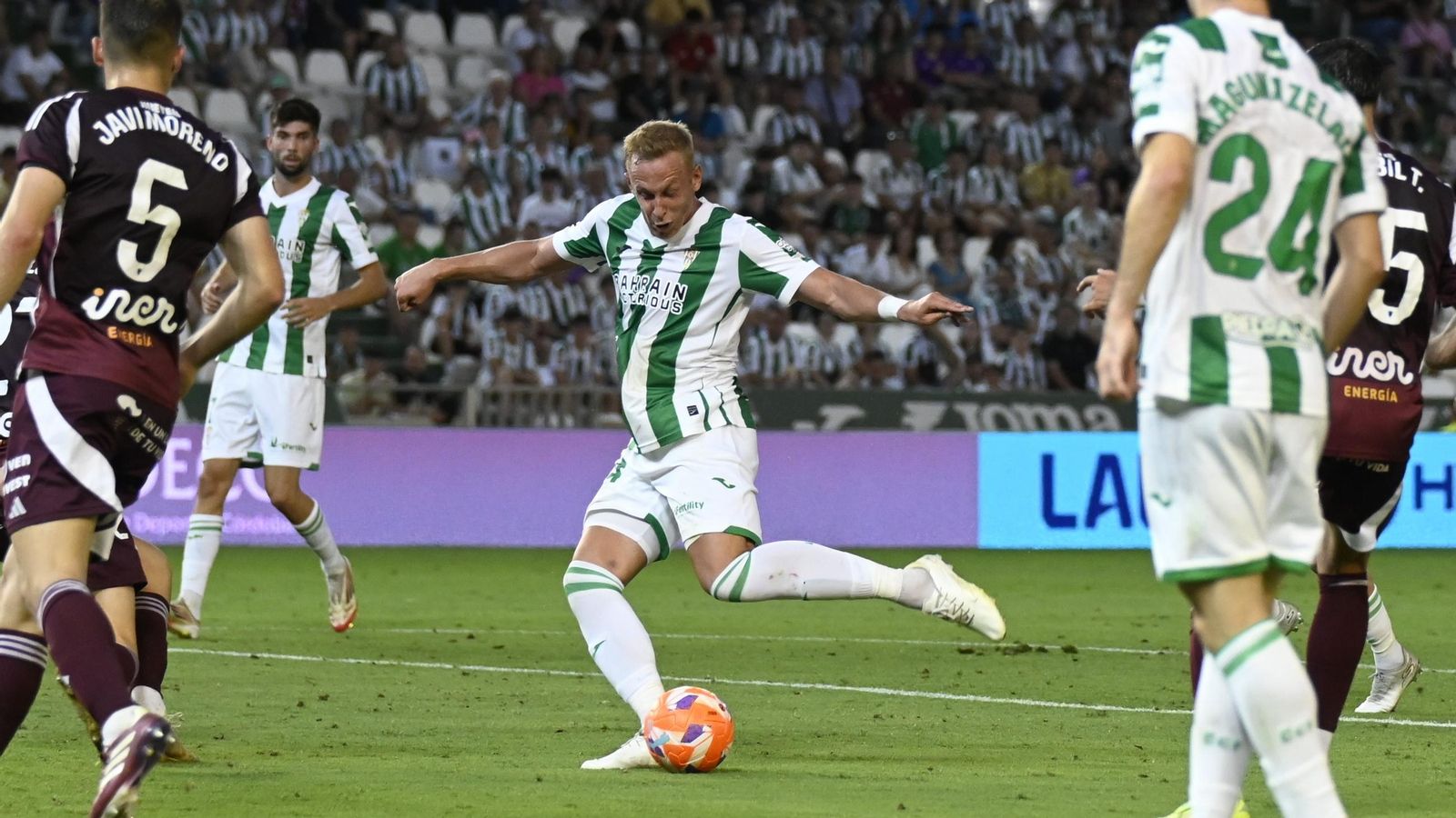 Obolskii intenta un remate en el Córdoba CF - Albacete.