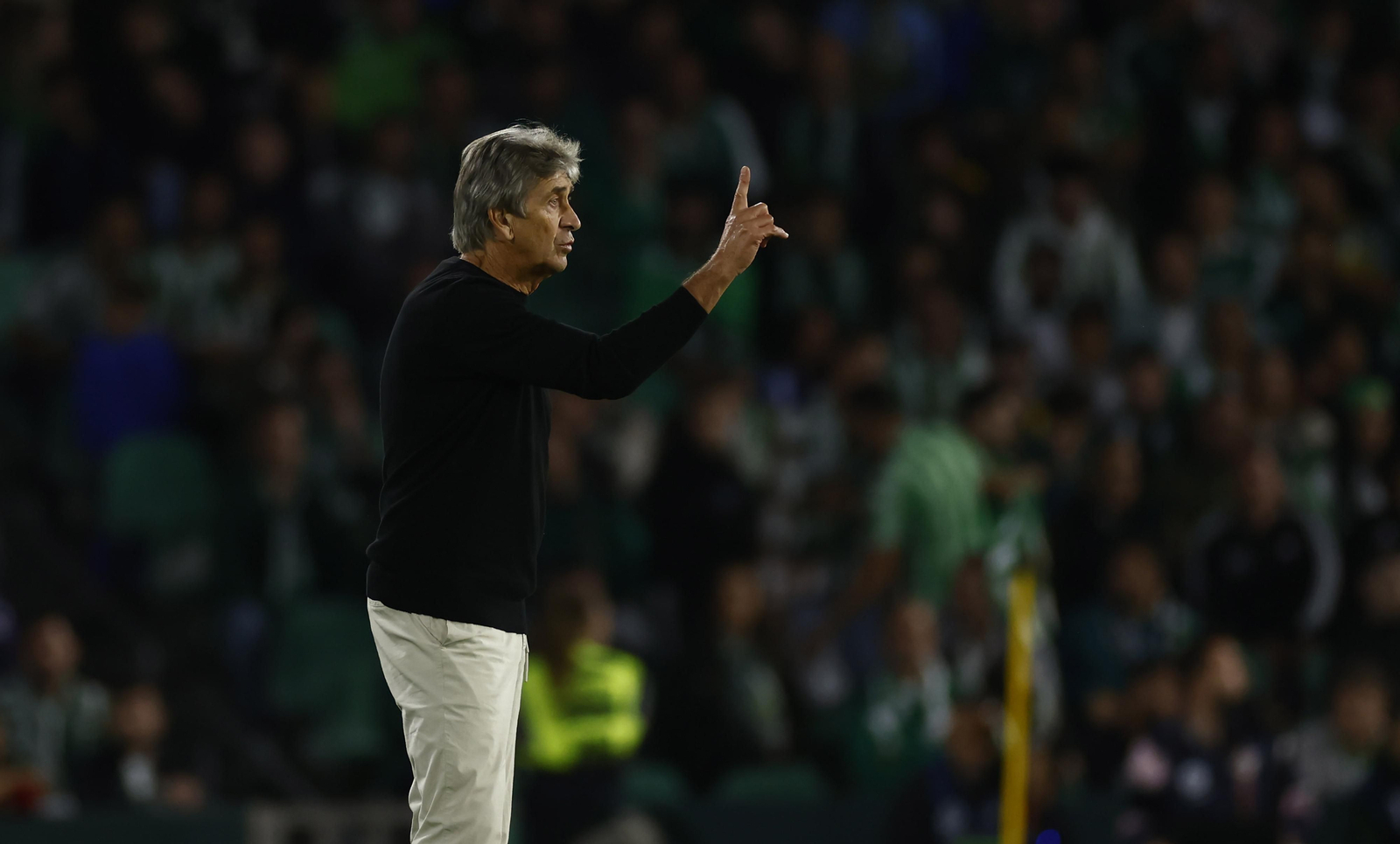 Manuel Pellegrini, durante un encuentro de la presente temporada en el Benito Villamarín.