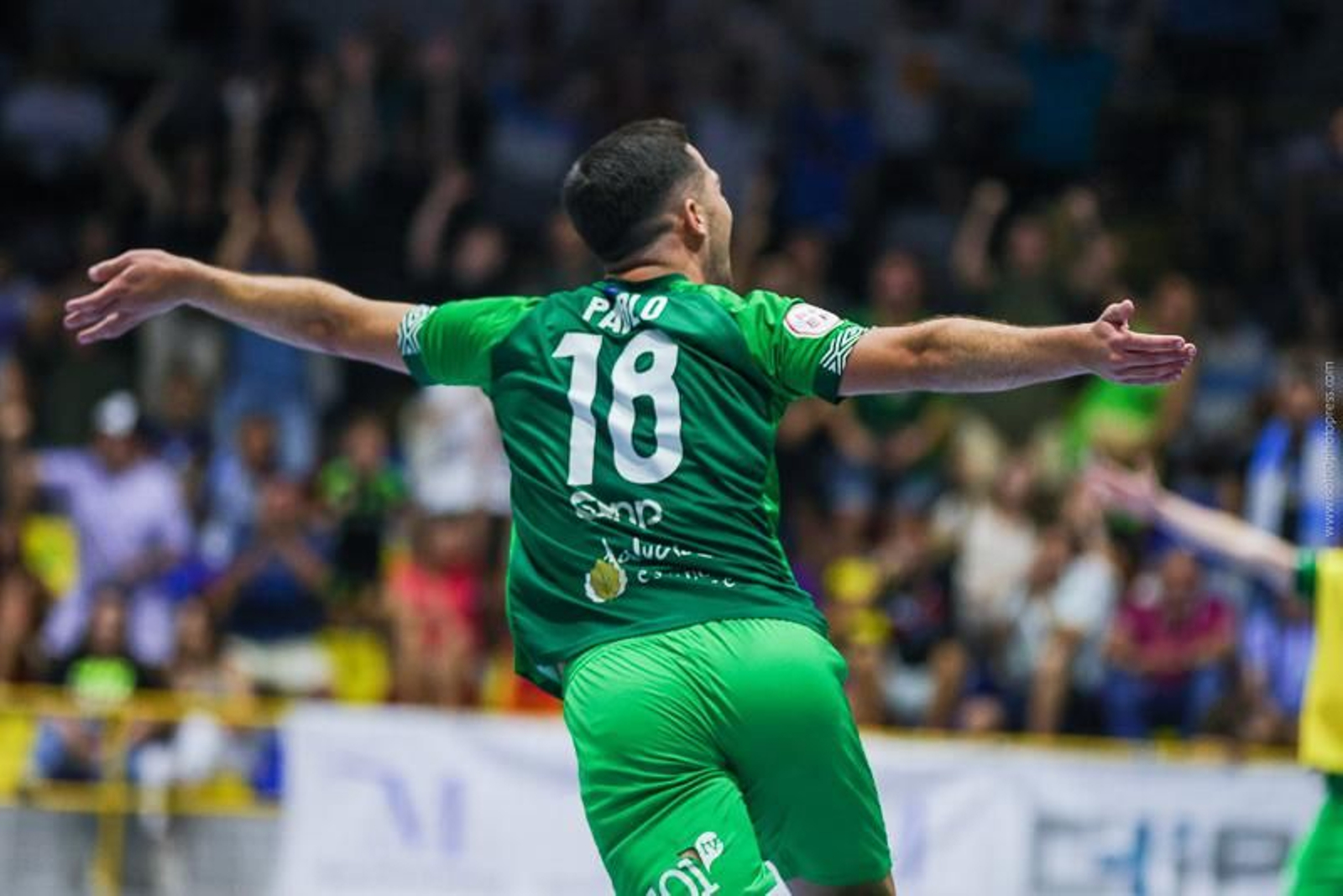 Pablo Ramírez celebra un gol con el UMA Antequera.