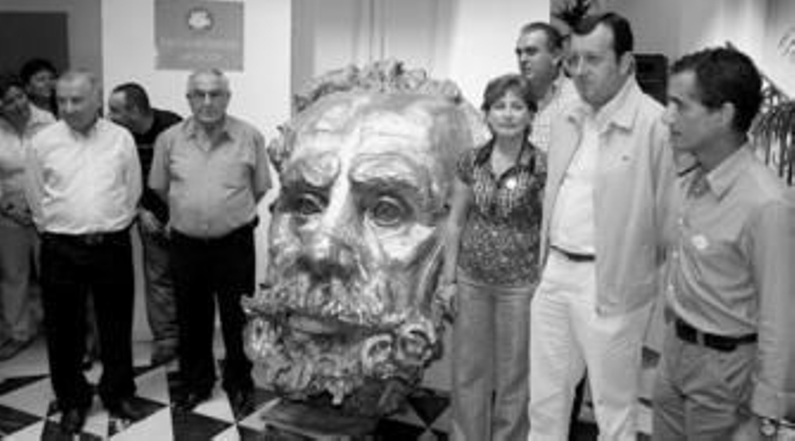 Los ugetistas de Huelva posaron ayer con el busto de Pablo Iglesias, obra del artista onubense Víctor Pulido.