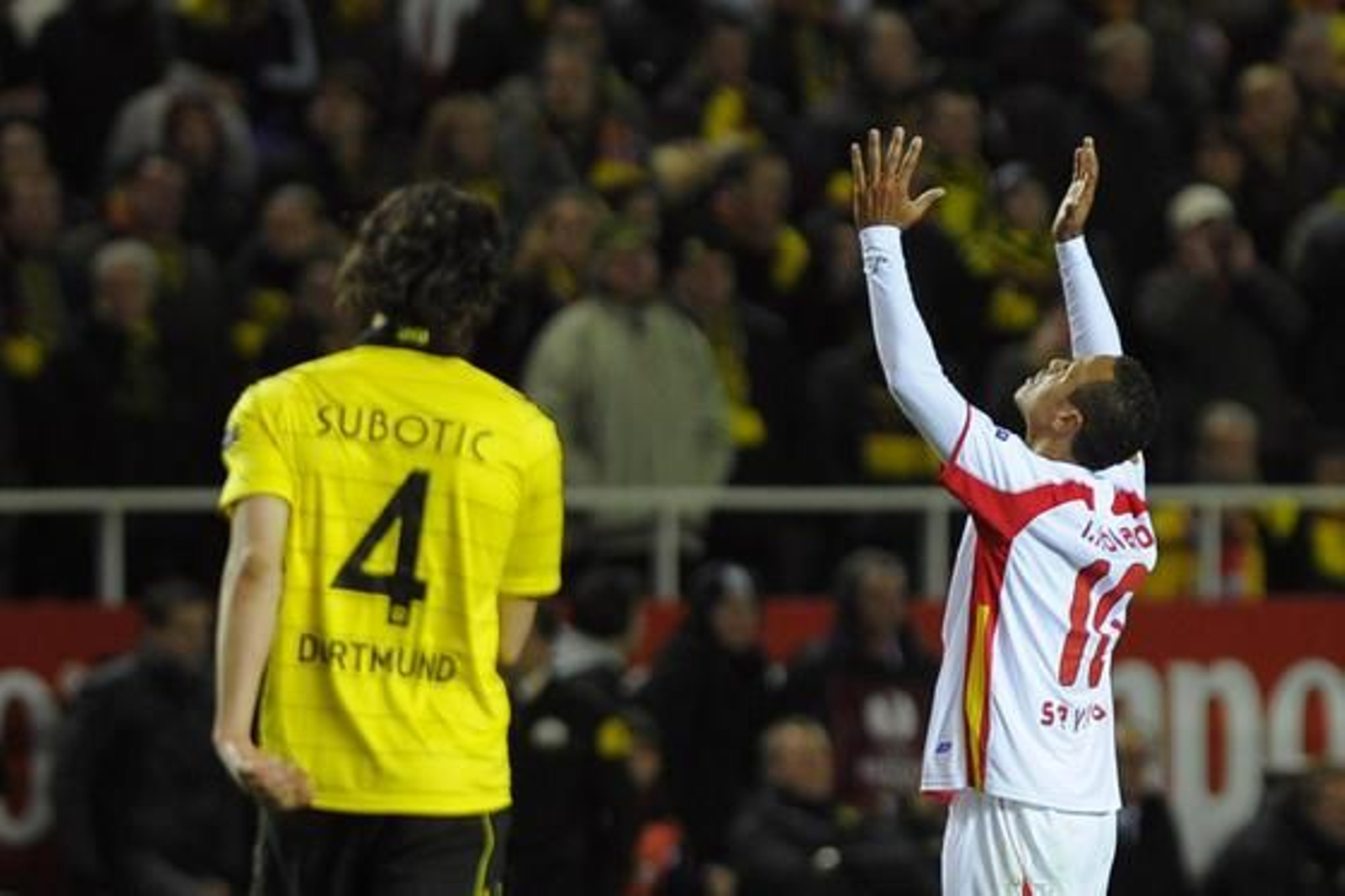 El Sevilla pasa a la siguiente ronda de la Liga Europa tras empatar 2-2 con el Borussia Dortmund. / AFP