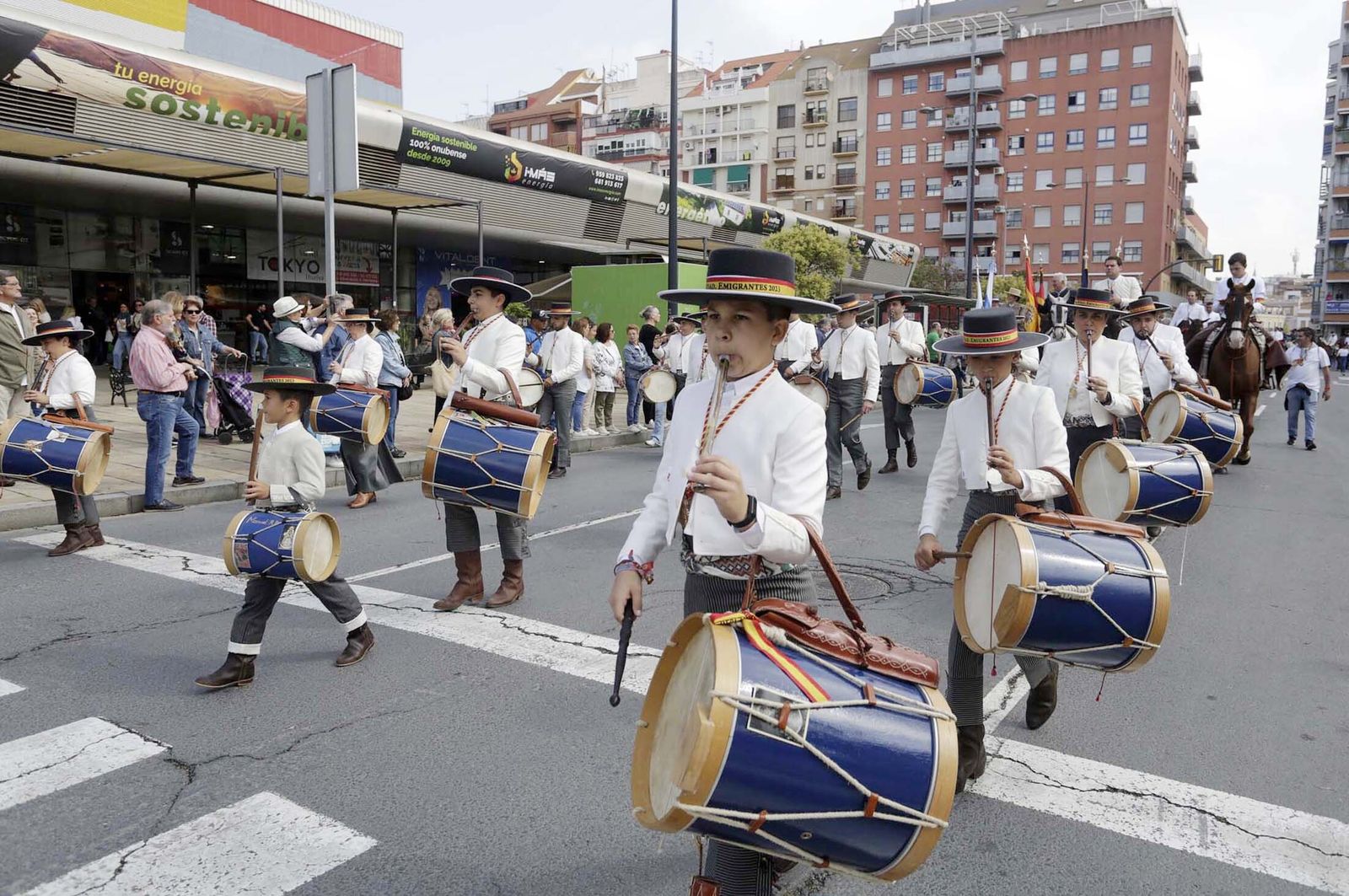 El Rocío 2023: Imágenes de la Hermandad de Emigrantes en su salida de Huelva
