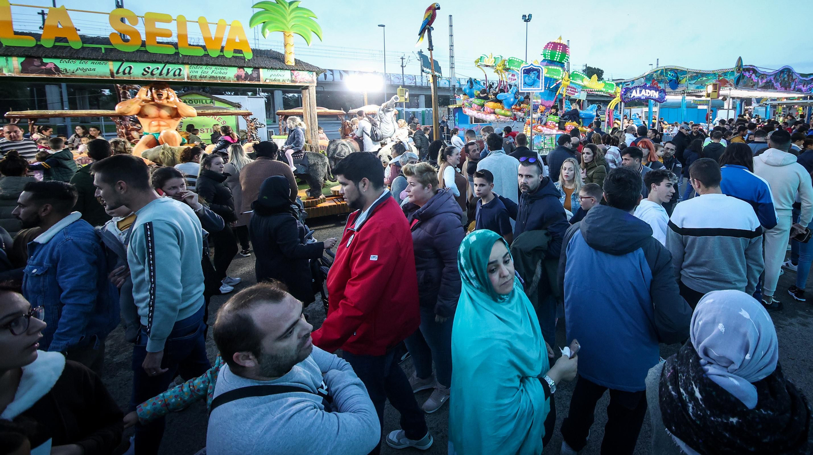 Lleno absoluto en el parque de atracciones de Jerez