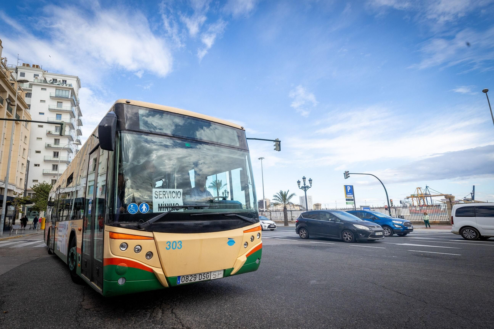 Un autobús con servicios mínimos en la huelga del transporte de octubre de 2024.