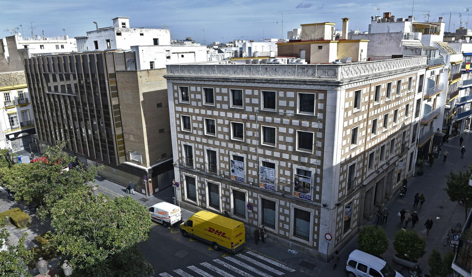 El edificio de la calle Rioja que acogerá un hotel de cinco estrellas, a la derecha.