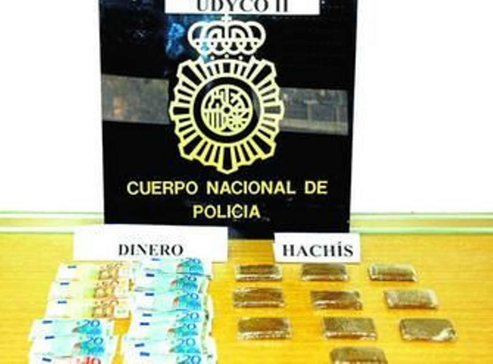 Imagen del hachís y el dinero intervenidos por la comisaría.