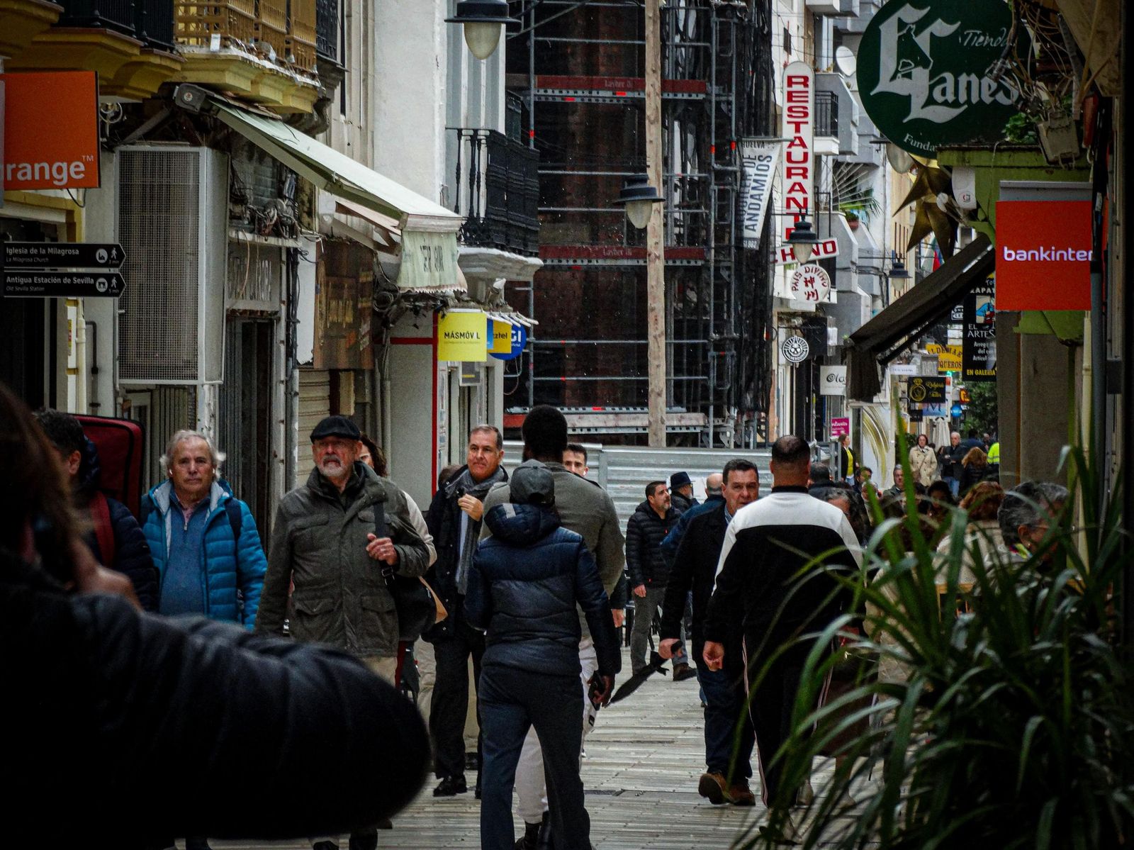 Fotos de ambiente durante la mañana en las calles del centro