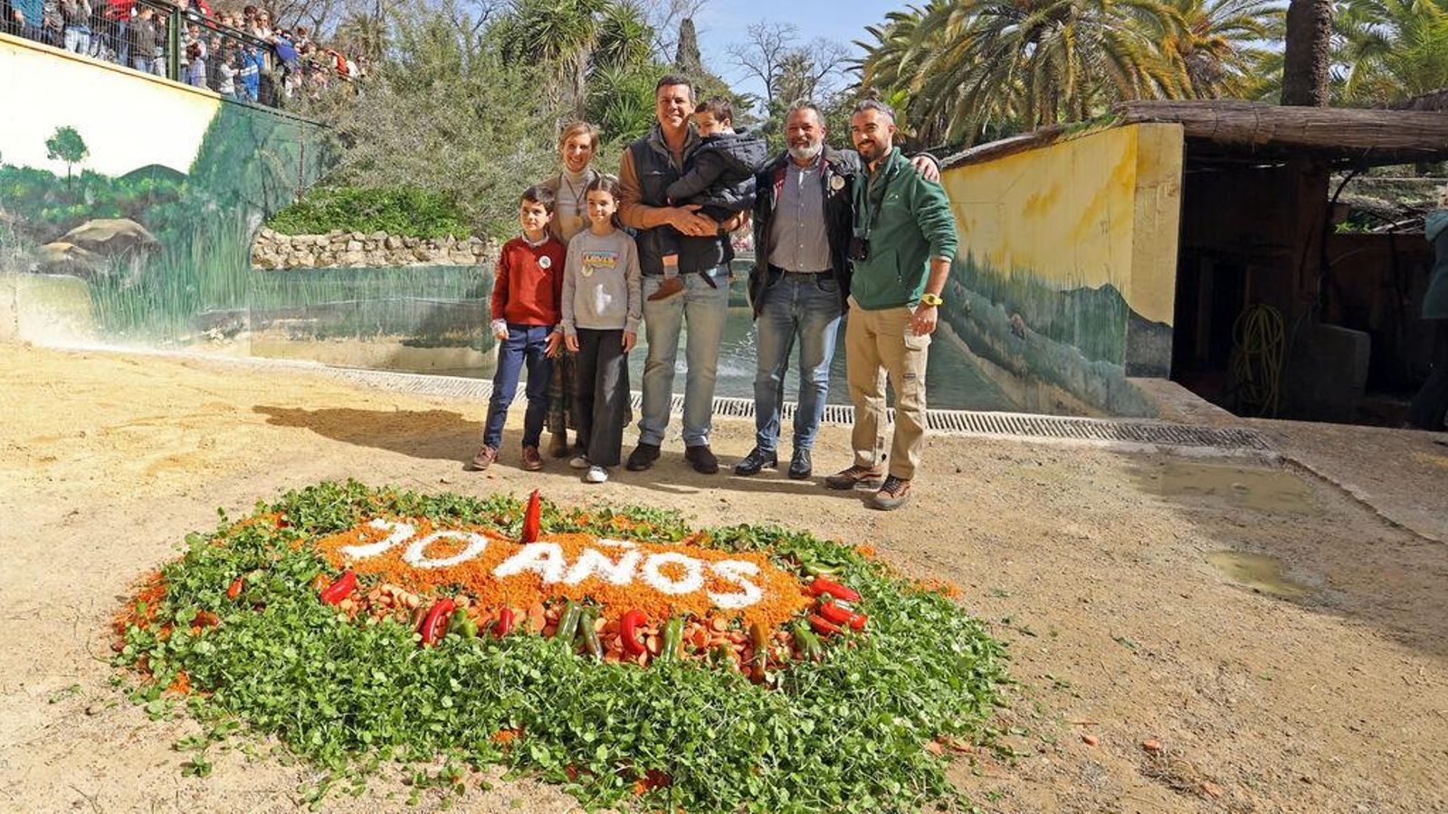 El guía del Zoo, junto a la familia que enriquece a los animales y al delegado Rubén Pérez. El guía del Zoo, junto a la familia que enriquece a los animales y al delegado Rubén Pérez.