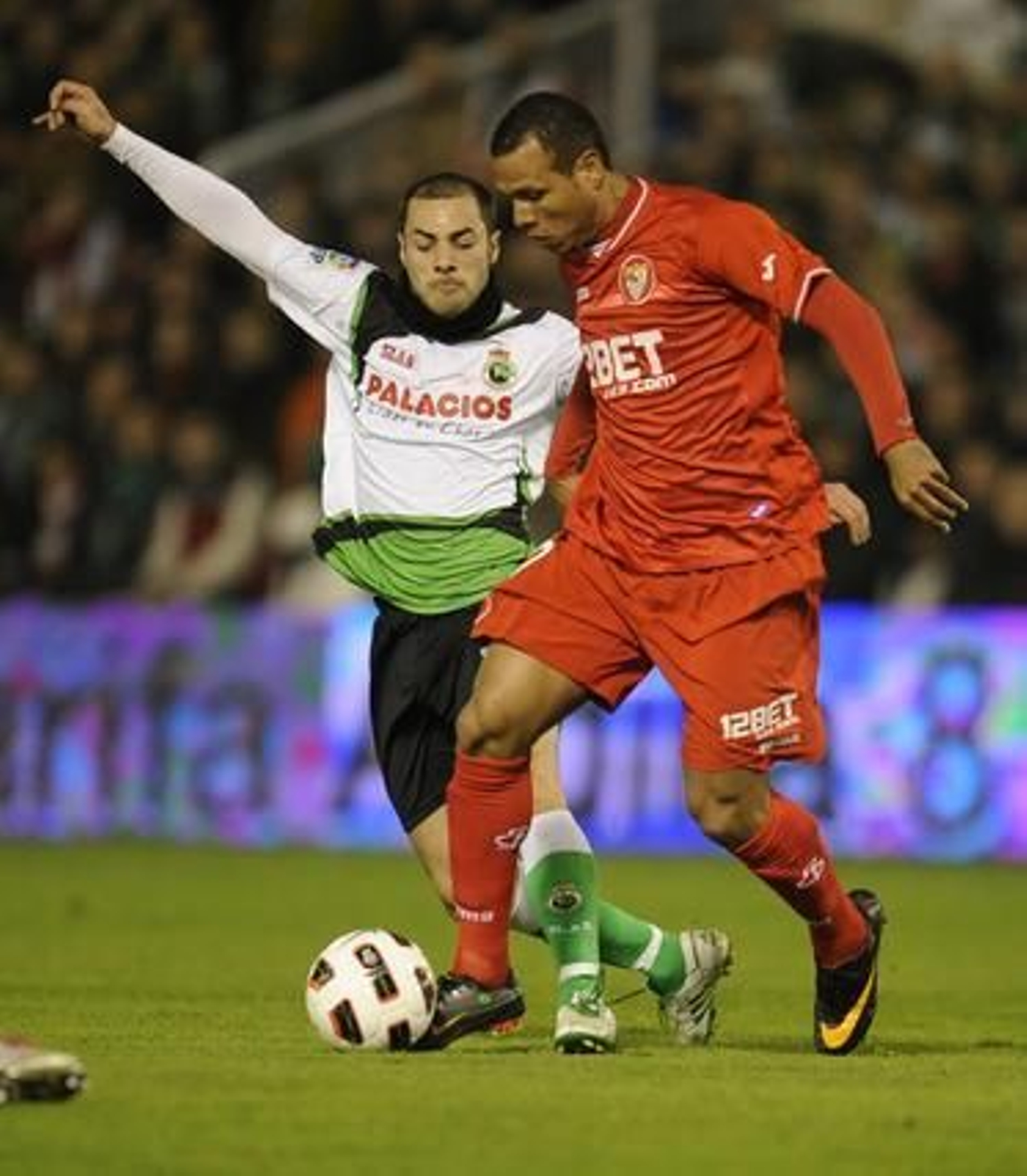 El Sevilla pierde un punto en el descuento frente al Racing (3-2). / Félix Ordóñez