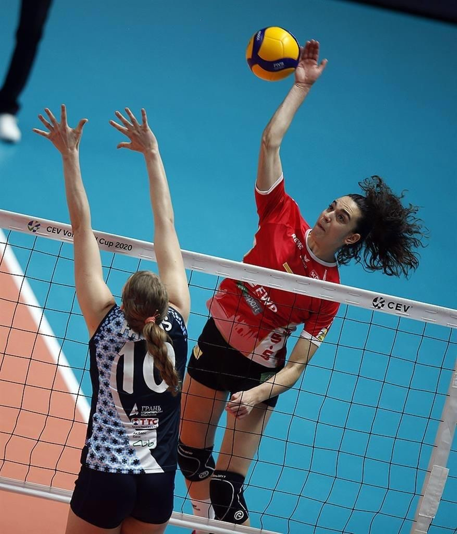 Ana Escamilla realiza un remate durante un partido disputado a lo largo de su carrera.