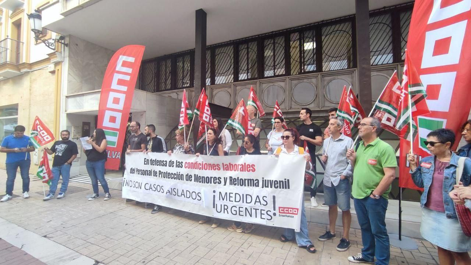Concentración de CCOO por la reducción en la plantilla de los Centros de Protección de Menores.