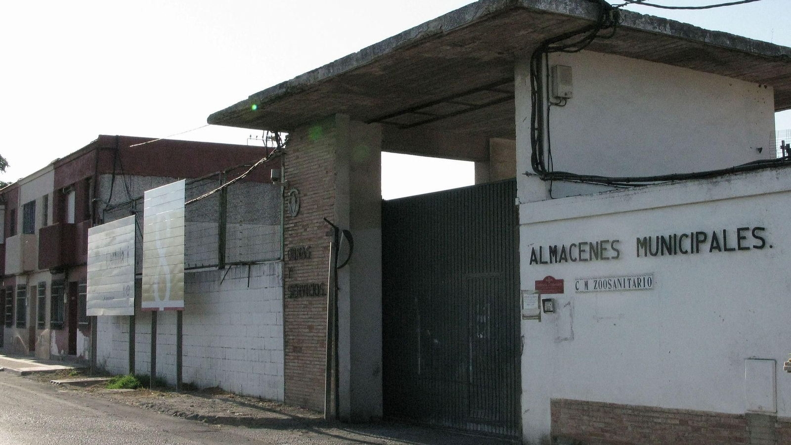 La entrada del Zoosanitario de Sevilla, en la carretera Sevilla-Málaga.