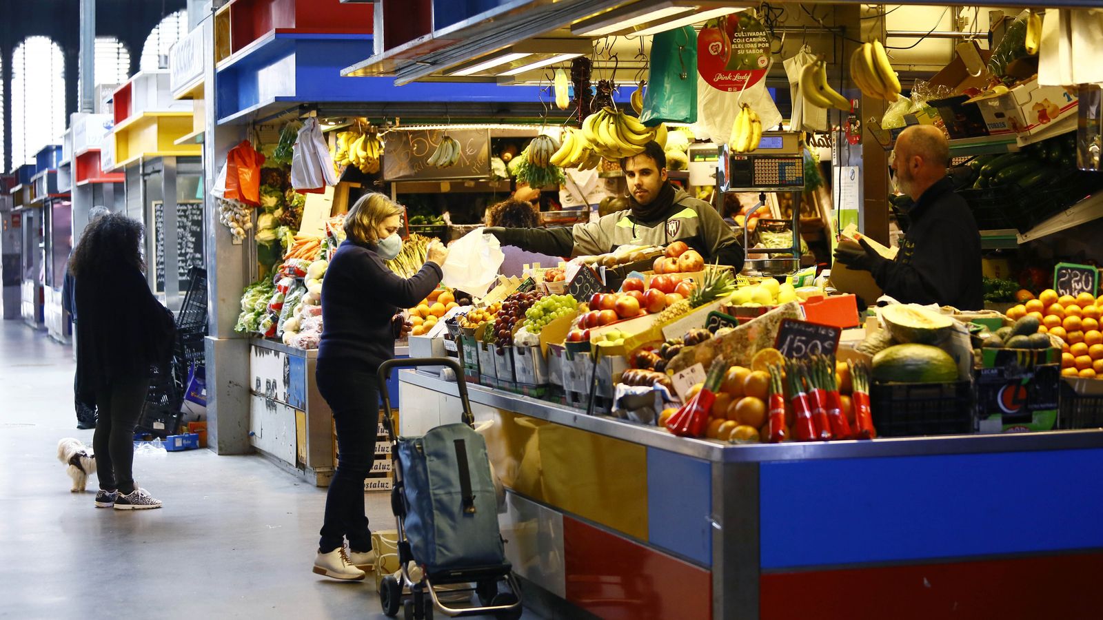 Clientes en el Mercado de Atarazanas, este sábado.