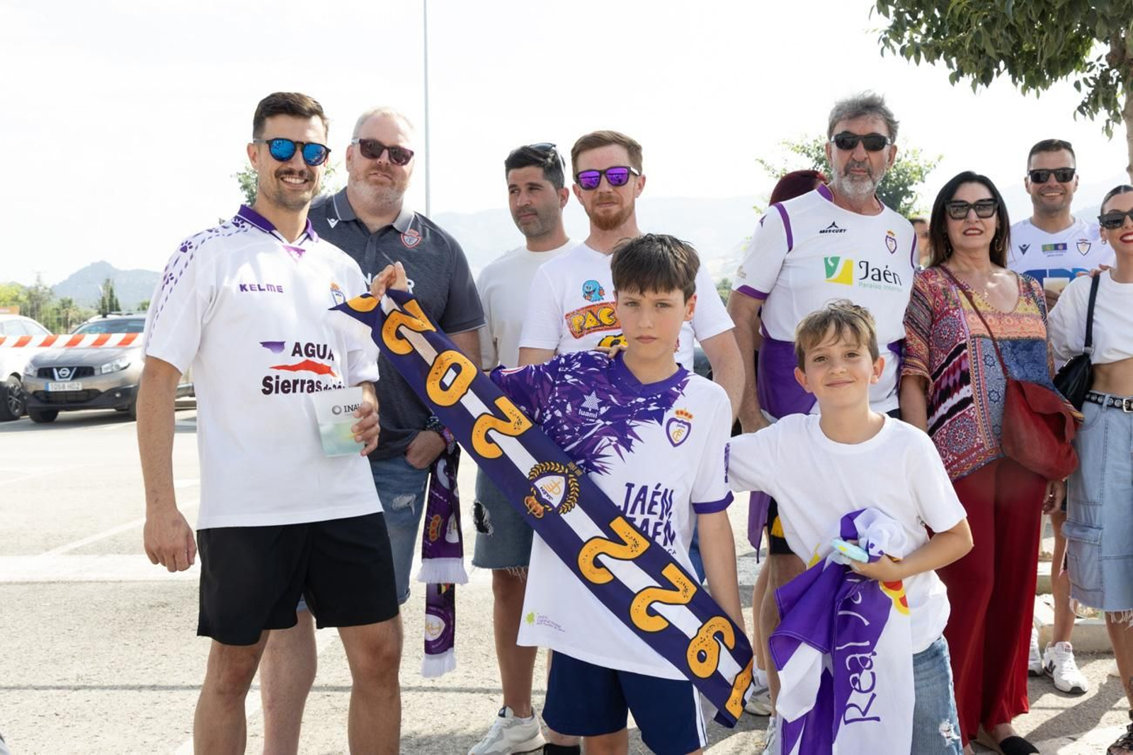 El épico recibimiento de la afición lagarta al Real Jaén, en imágenes