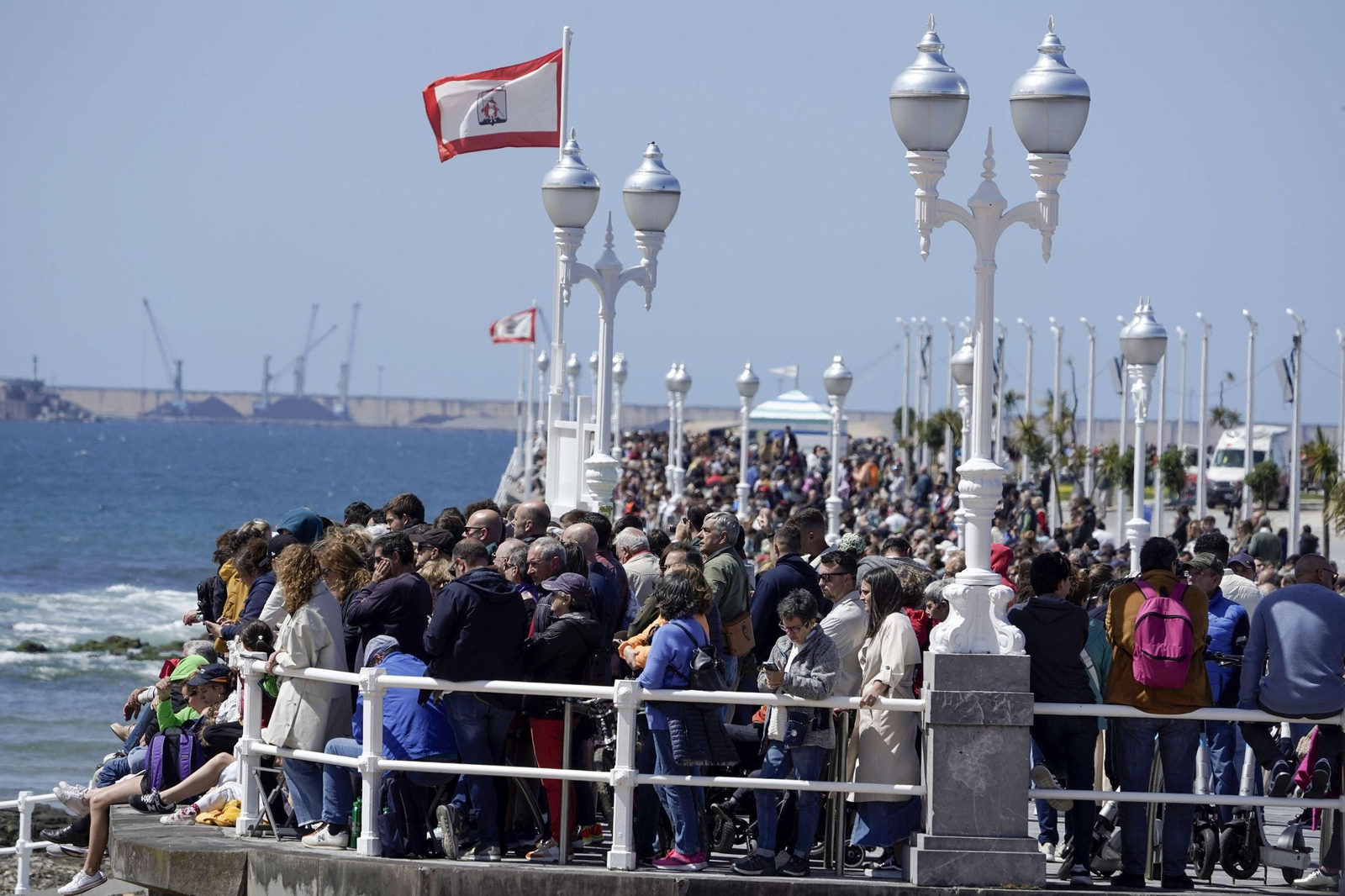 Las espectaculares imágenes de la exhibición por el Día de las Fuerzas Armadas en Gijón