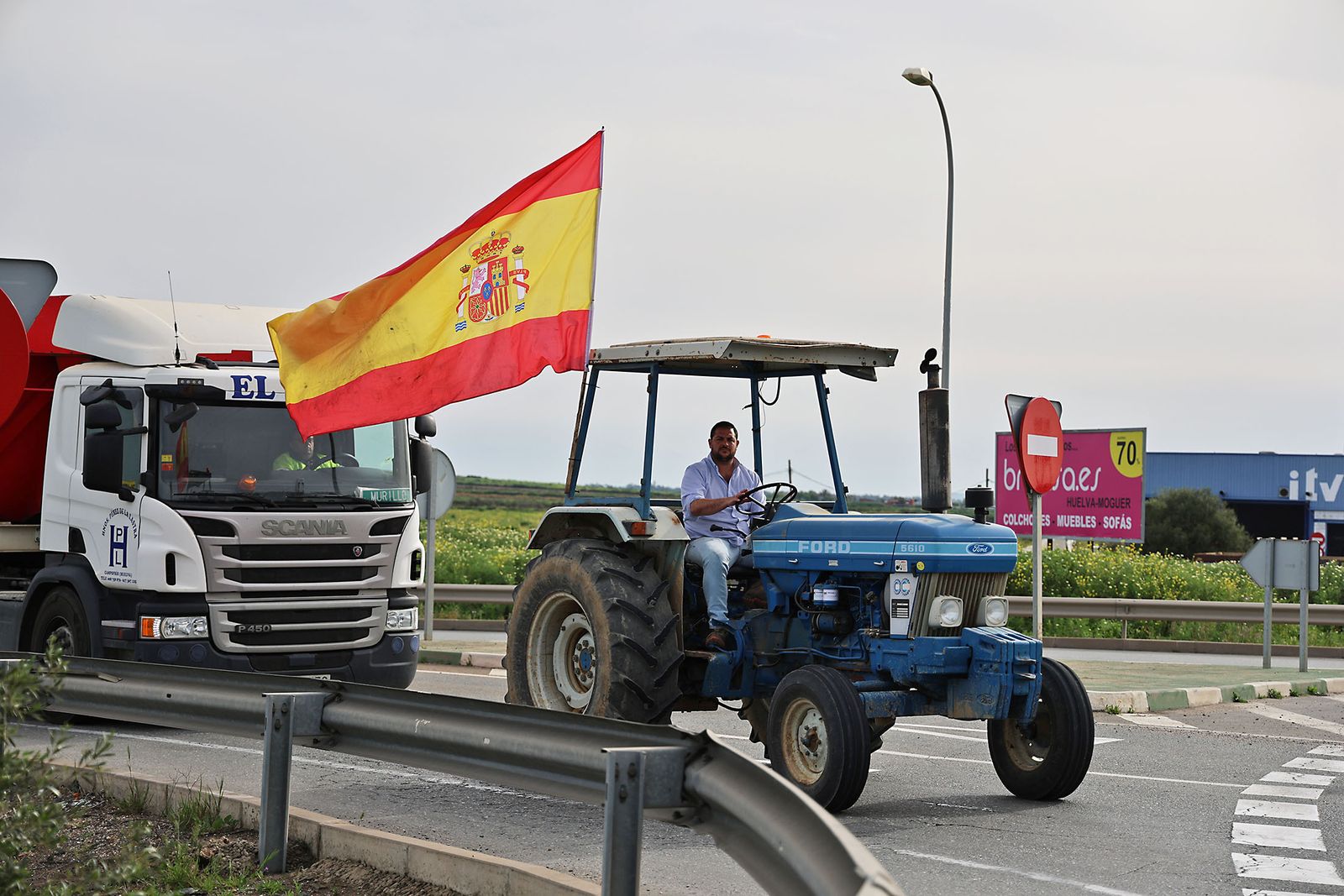 Imágenes de la multitudinaria tractorada de los agricultores en Huelva