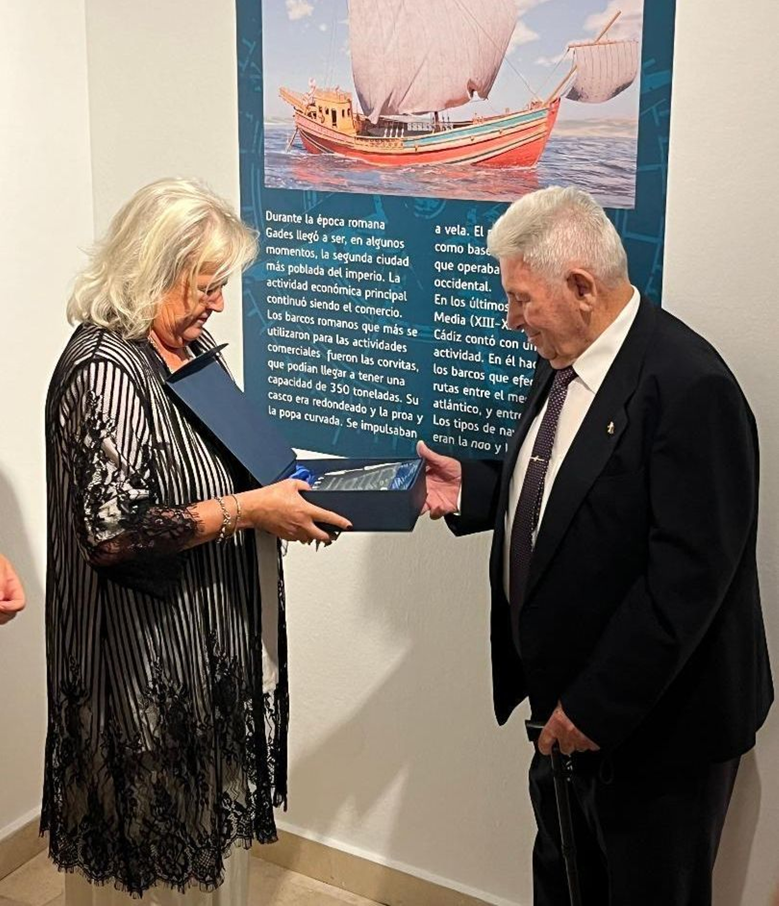 Mercedes Colombo entregando una placa al artista de la muestra, José Zamudio. Mercedes Colombo entregando una placa al artista de la muestra, José Zamudio.