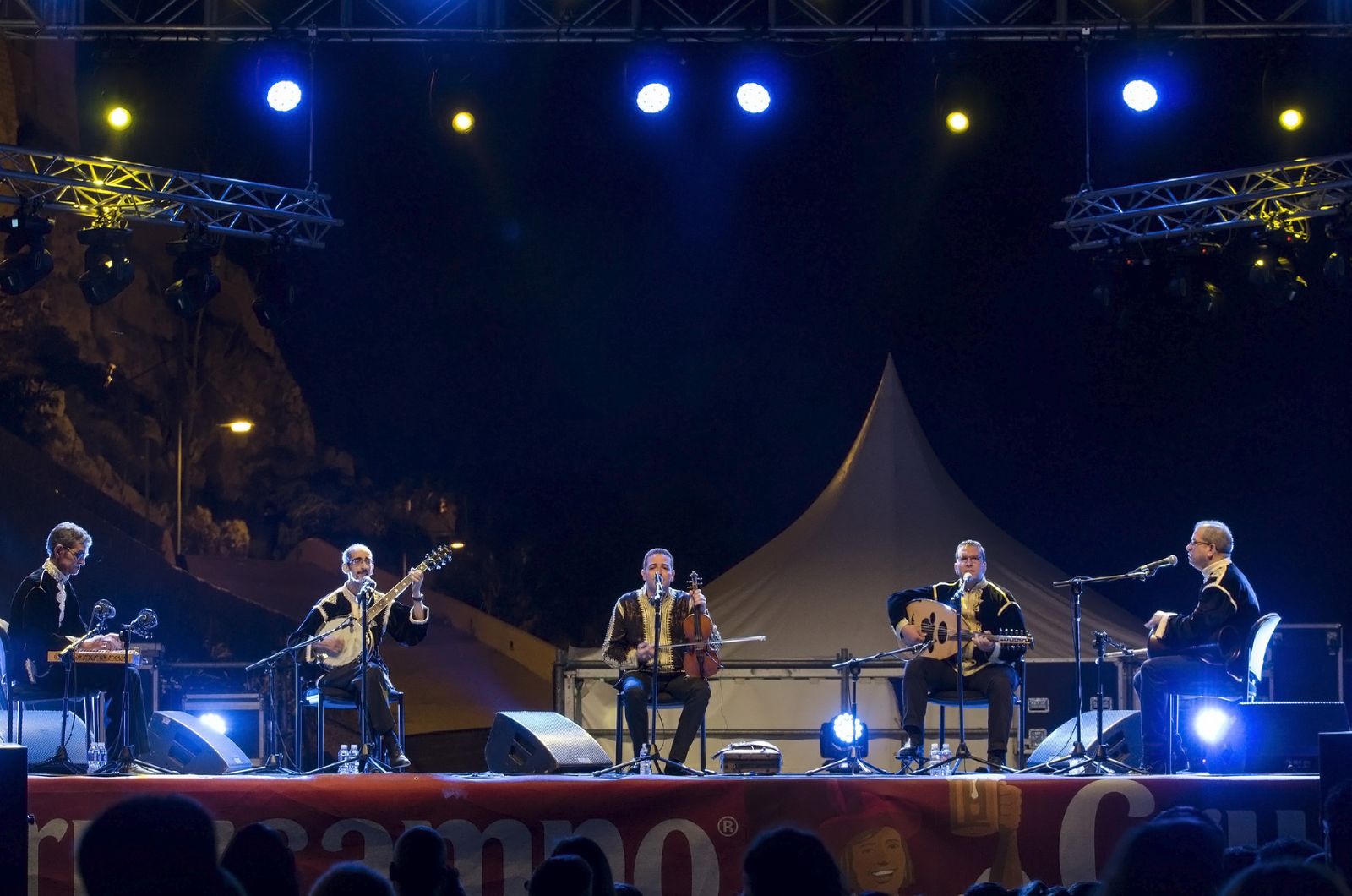 La Orquesta Chekara durante su actuación el pasado sábado, que cerraba Alamar.