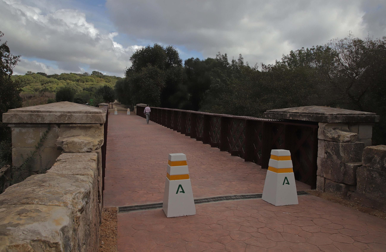 Fotos de la visita del Puente de Hierro del río Palmones tras la finalización de las obras de rehabilitación realizadas por la Junta de Andalucía en Los Barrios